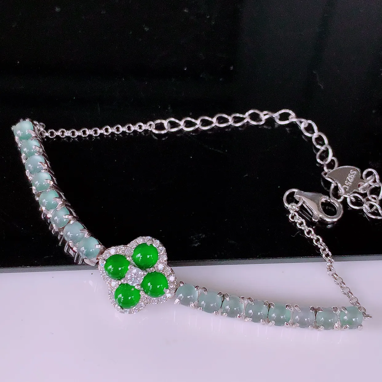 冰透满绿翡翠925银镶嵌手链，自然光实拍，翠色灵动，颜色漂亮，种老水足，品相佳，佩戴佳品！#97.22取一整体12.5*12.5-5.8 裸石 3.8*3.8