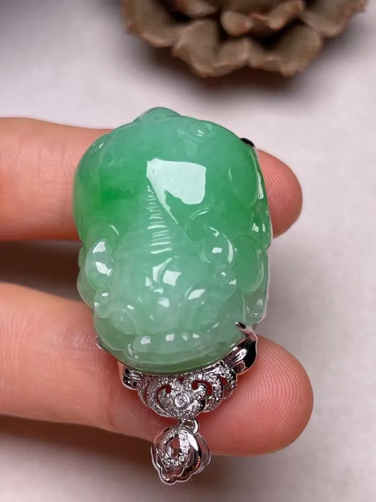 冰糯种飘绿招财金蟾吊坠、真金真钻镶嵌，种水好，玉质细腻 .裸石尺寸 43.2*23.0*13.7