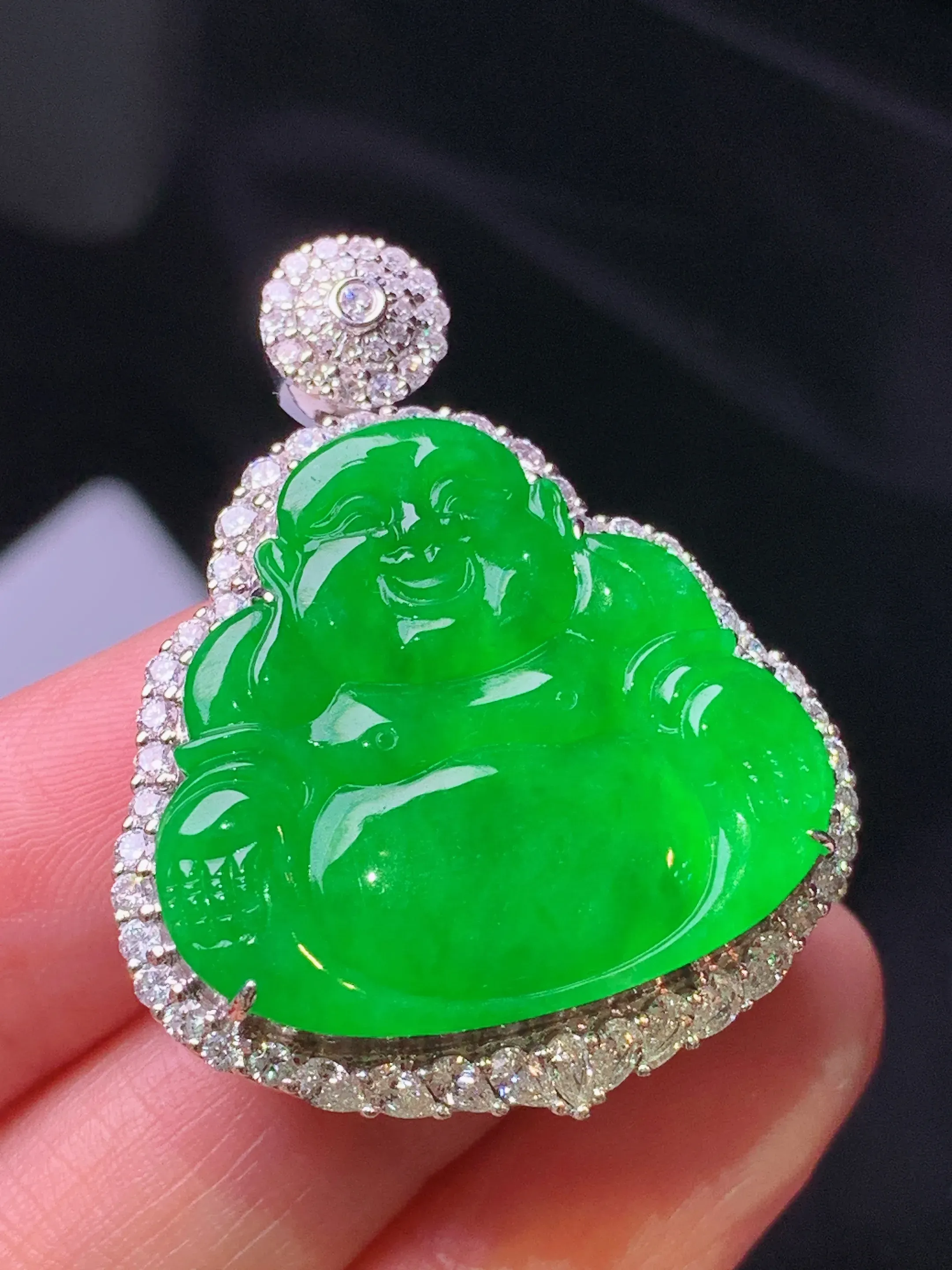 18k金钻镶嵌满绿佛公吊坠 玉质细腻 色泽清新艳丽 整体尺寸38.5*30.2*10.8