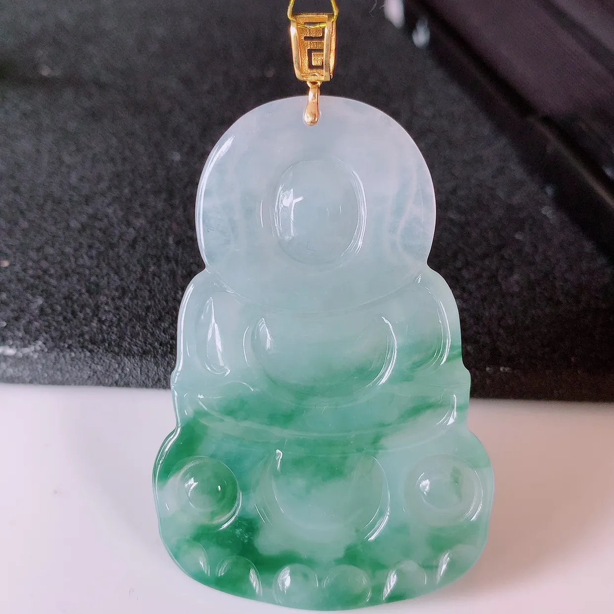 18k金镶嵌冰飘花翡翠观音菩萨吊坠，沁人心脾，精致典雅的设计，为佩戴者，增添色彩，送礼自留都是佳品选择！#35.16整体60 裸石52.5*35*5.5mm