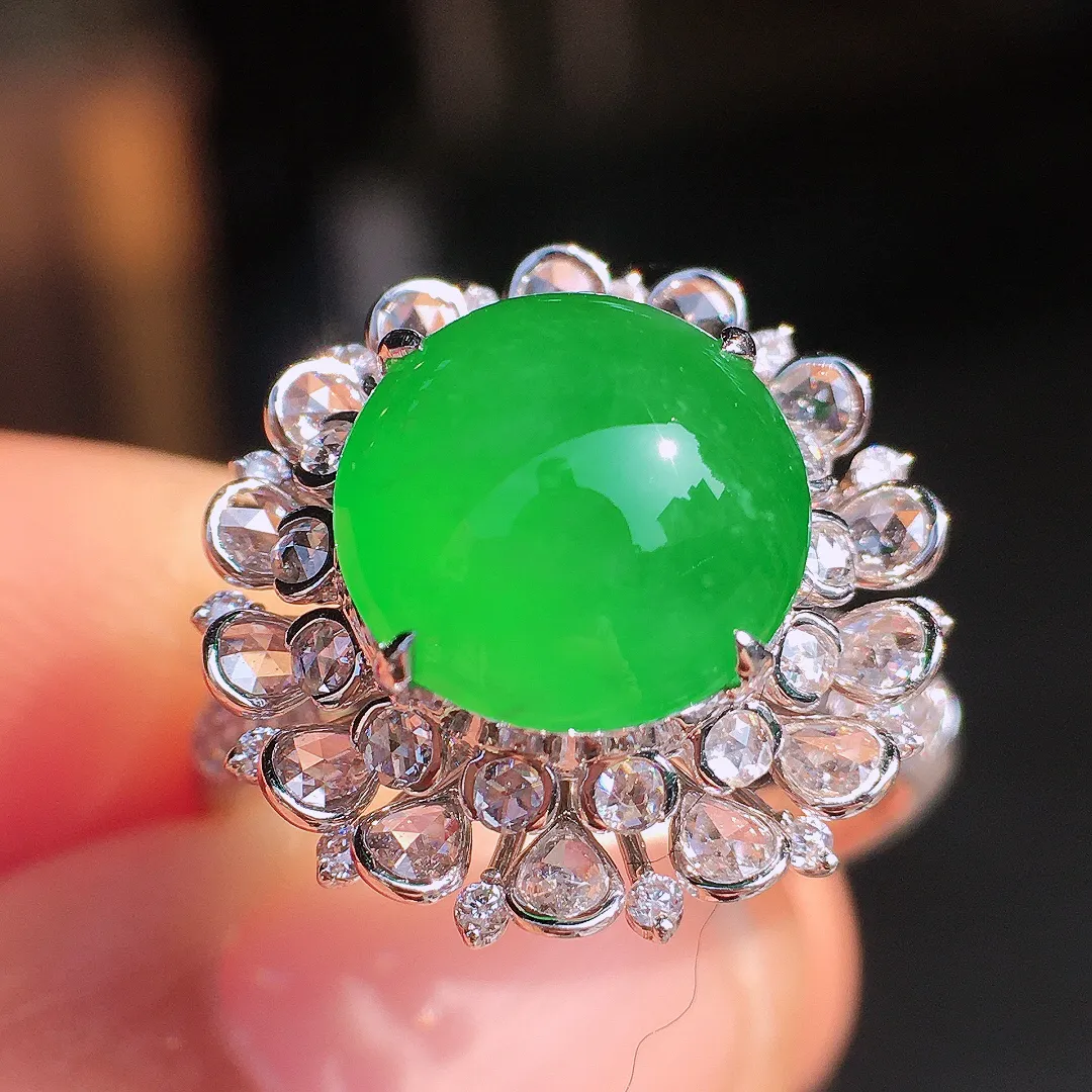 正阳绿蛋面戒指，色泽均匀艳丽，玉质细腻，荧光感超
强，饱满圆润，尽显优雅气质，18k
金豪华镶嵌