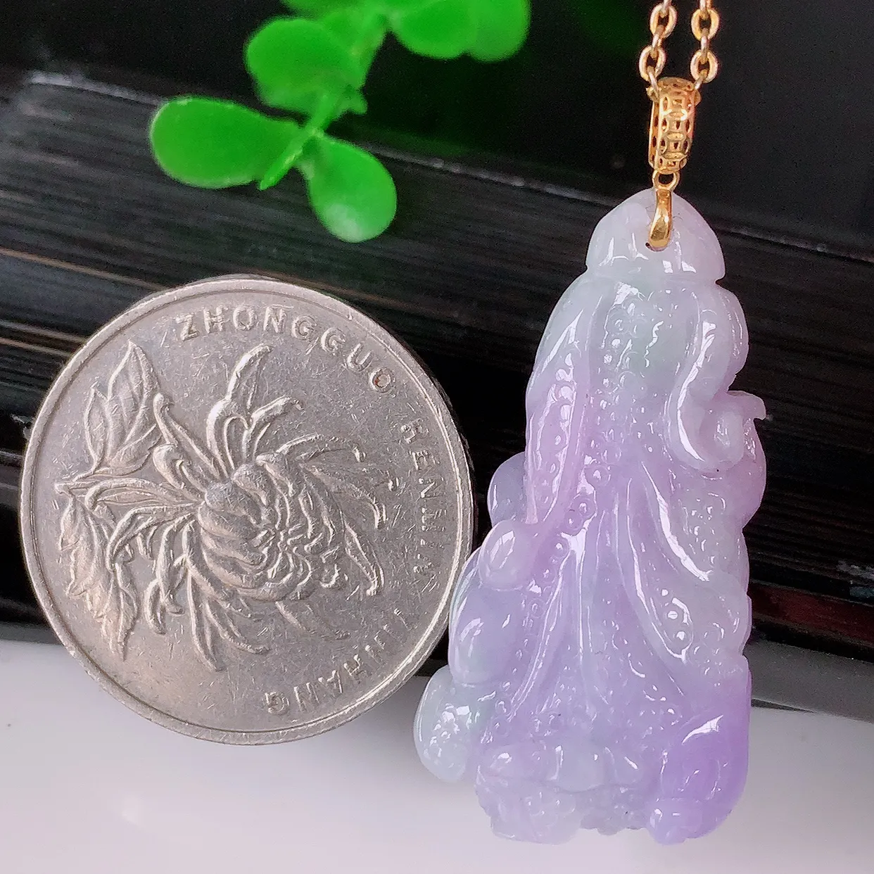 18K金镶嵌紫罗兰翡翠招百财白菜吊坠，百财聚来，财源滚滚，色泽鲜艳，精工水润的白菜， 性价比高！#1.22