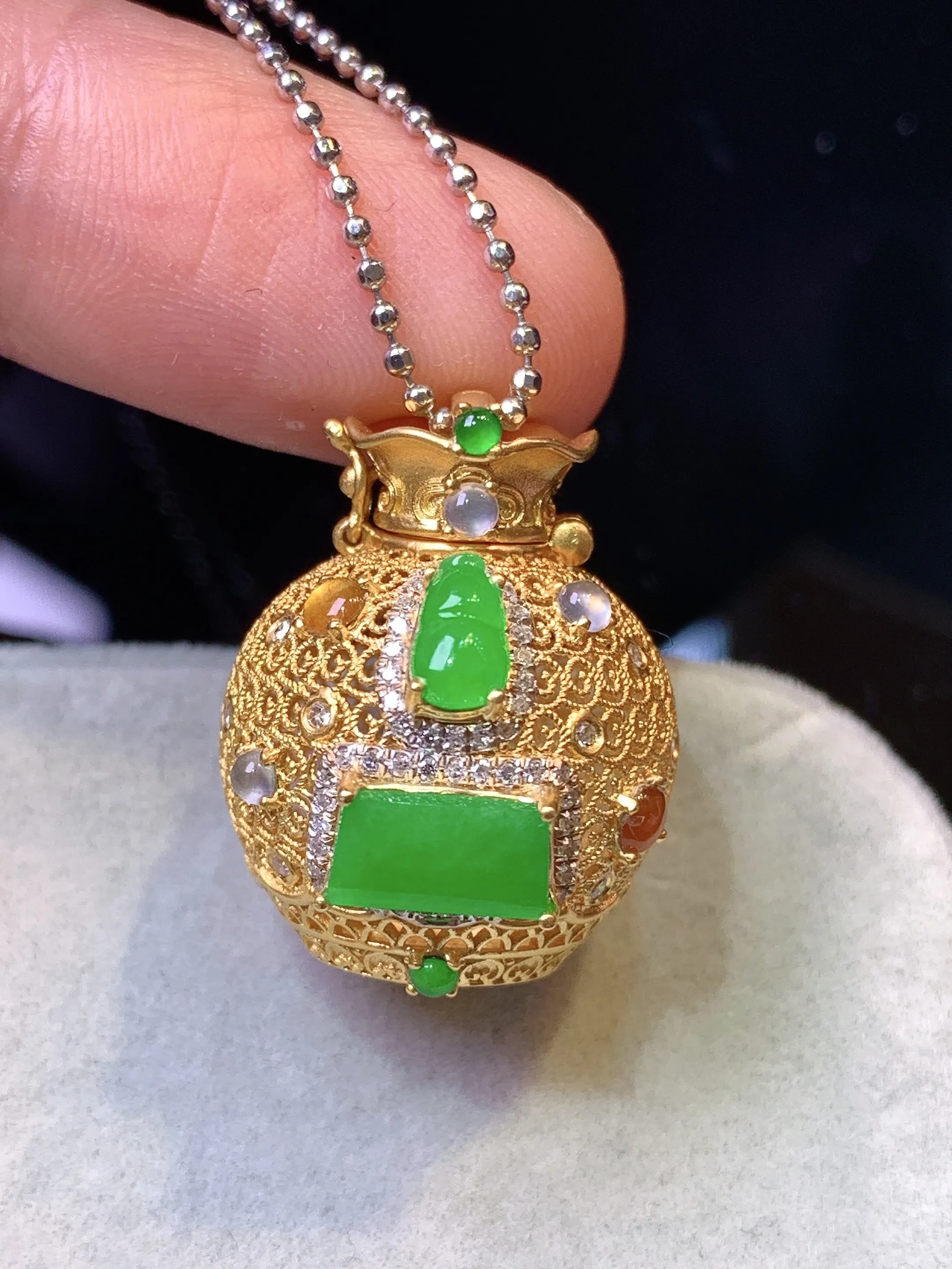 18k金钻镶嵌满绿无事牌花瓶吊坠 玉质细腻 色泽清新艳丽 整体尺寸22*19.8*17.3