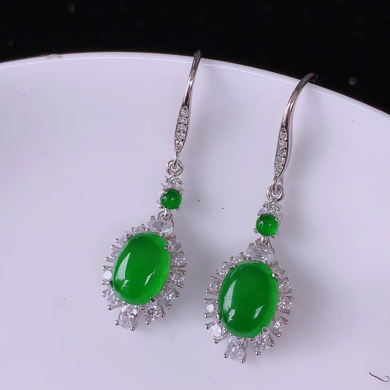 冰透满绿翡翠925银镶嵌耳坠，自然光实拍，翠色灵动，颜色漂亮，种老水足，品相佳，佩戴佳品！#97.22整体32*9.5*5.8 裸石8* 6