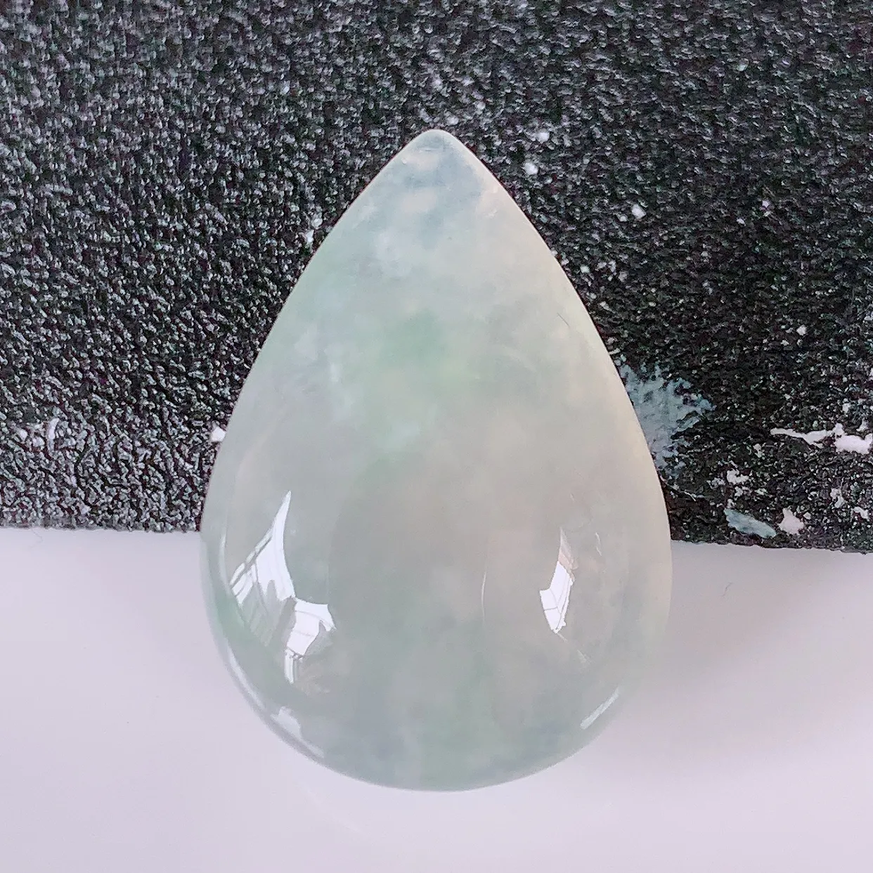 自然光实拍，冰种飘花翡翠水滴戒面，蛋面，翠色灵动，玉质细腻， 颜色漂亮，品相佳， 镶嵌更靓，佩戴佳品！#94.16