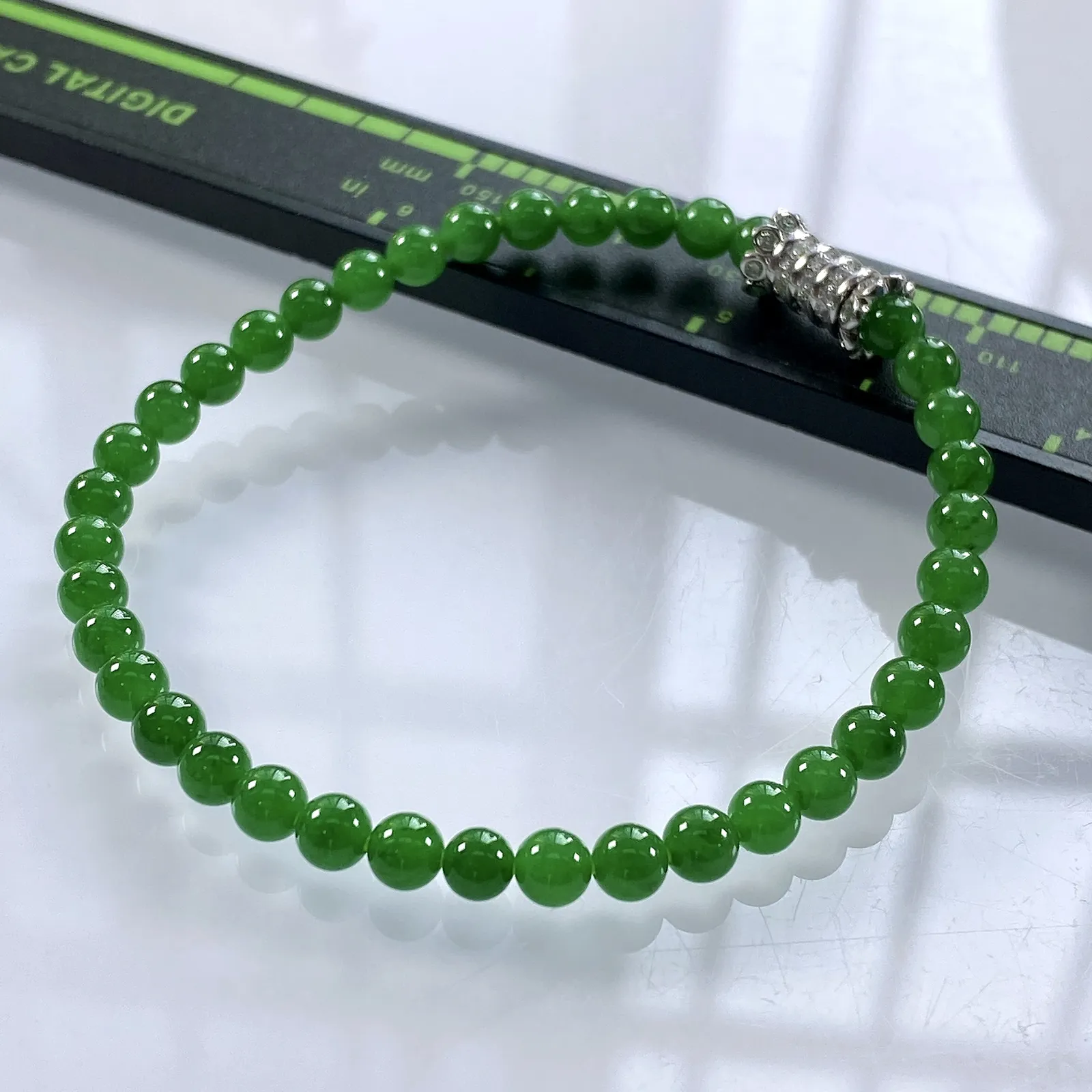 收藏级别，缅甸天然翡翠A货，卡4.4冰种起胶帝王绿小米珠小圆珠手串手链，尺寸：4.4mm/38颗，长度168mm，重量：6.22g