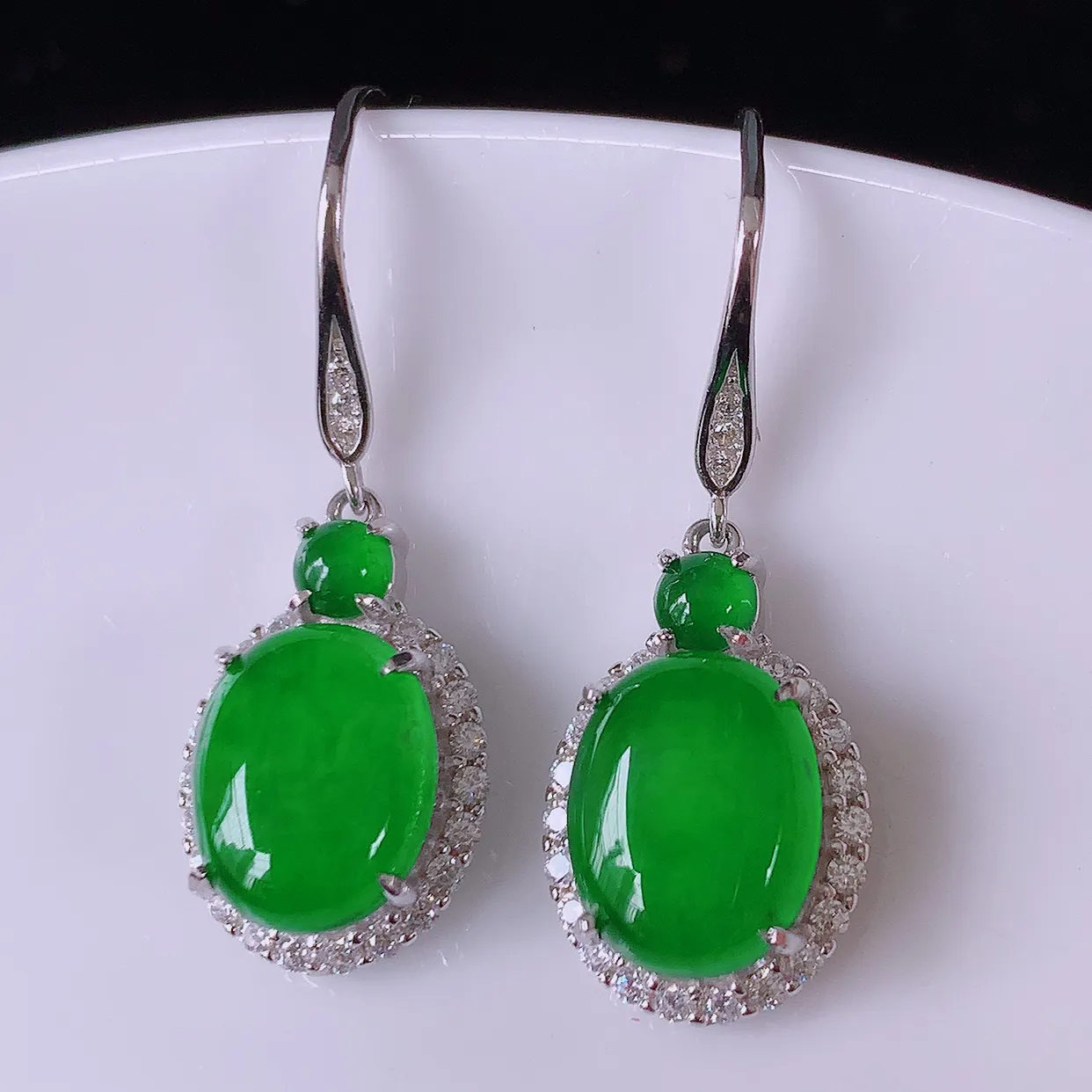 冰透满绿翡翠925银镶嵌耳坠，自然光实拍，翠色灵动，颜色漂亮，种老水足，品相佳，佩戴佳品！#97.16整体29*10.5*5.8 裸石9.6*7.8