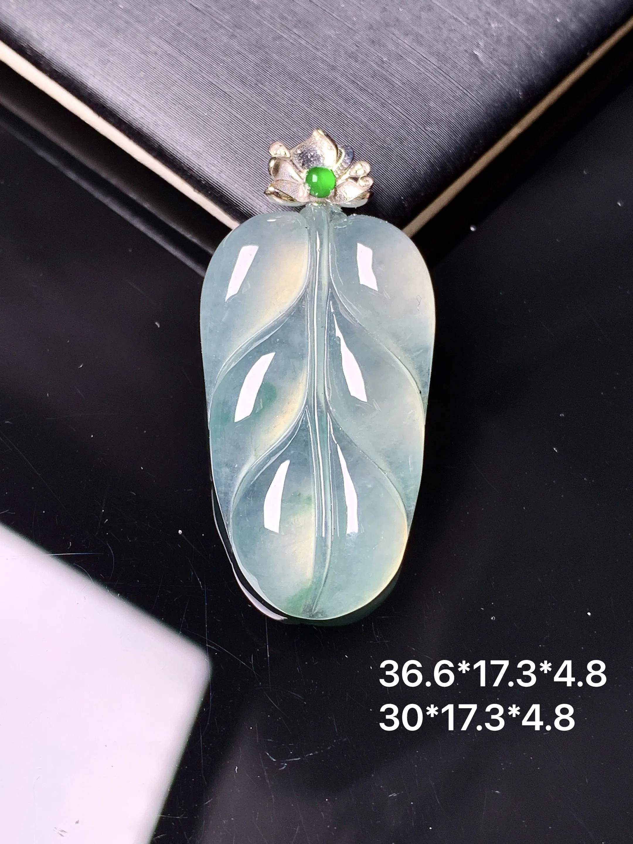 18k金镶嵌冰种树叶吊坠 玉质细腻 色泽清新艳丽 整体尺寸36.6*17.3*4.8