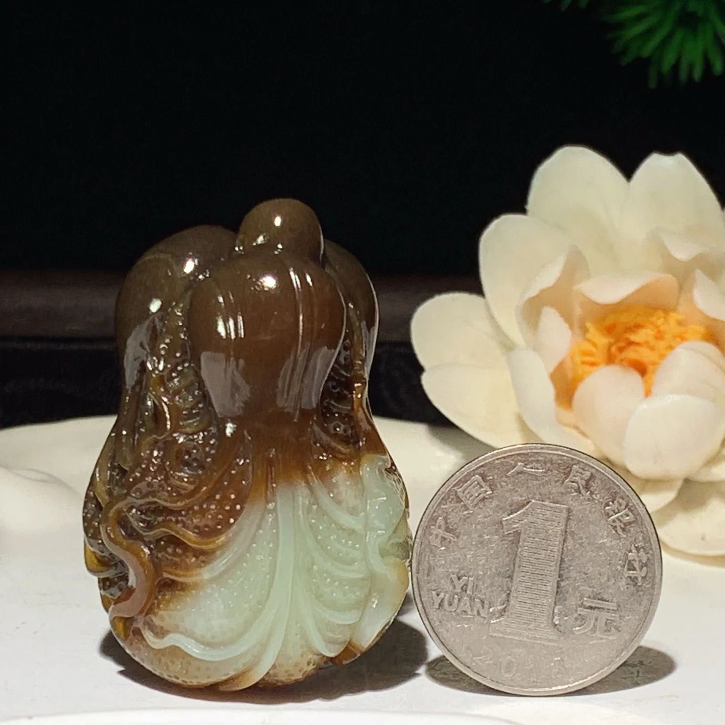 新疆和田玉且末糖遇百财白菜挂件 尺寸48/33/25重59克。玉质细腻油润。手推出油。佩戴高端典雅。lt260126