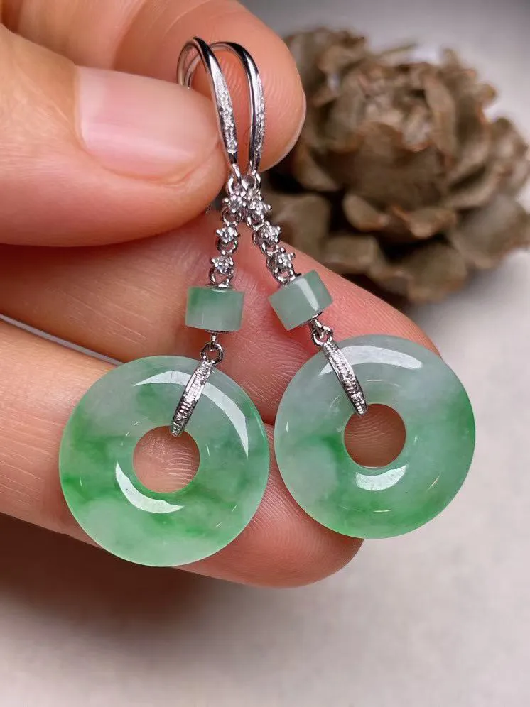 冰糯种飘绿平安扣耳坠、真金真钻镶嵌，种水好，玉质细腻 .裸石尺寸 14.7.