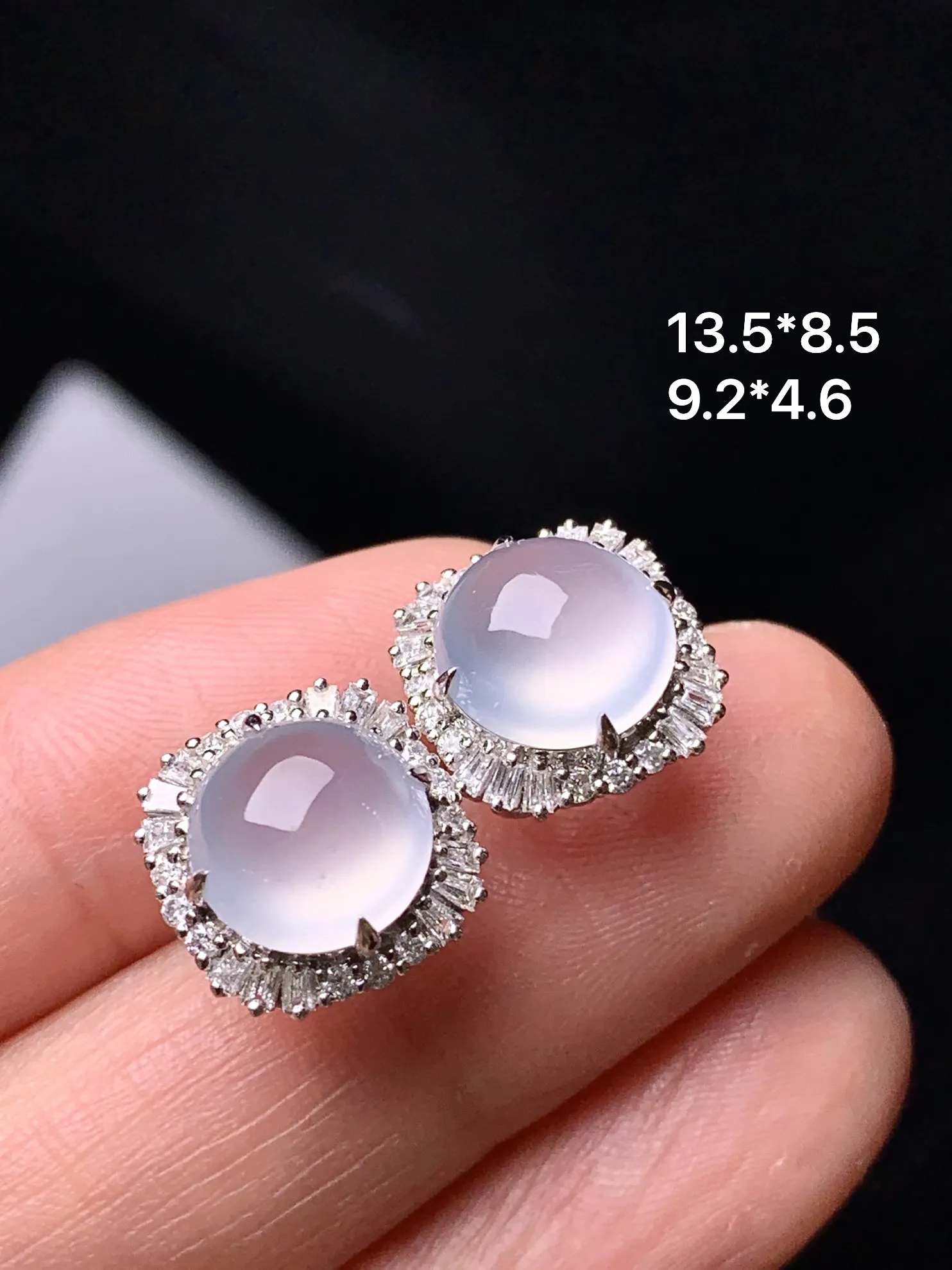 18k金钻镶嵌冰种蛋面耳钉 玉质细腻 色泽清新艳丽 整体尺寸13.5*8.5