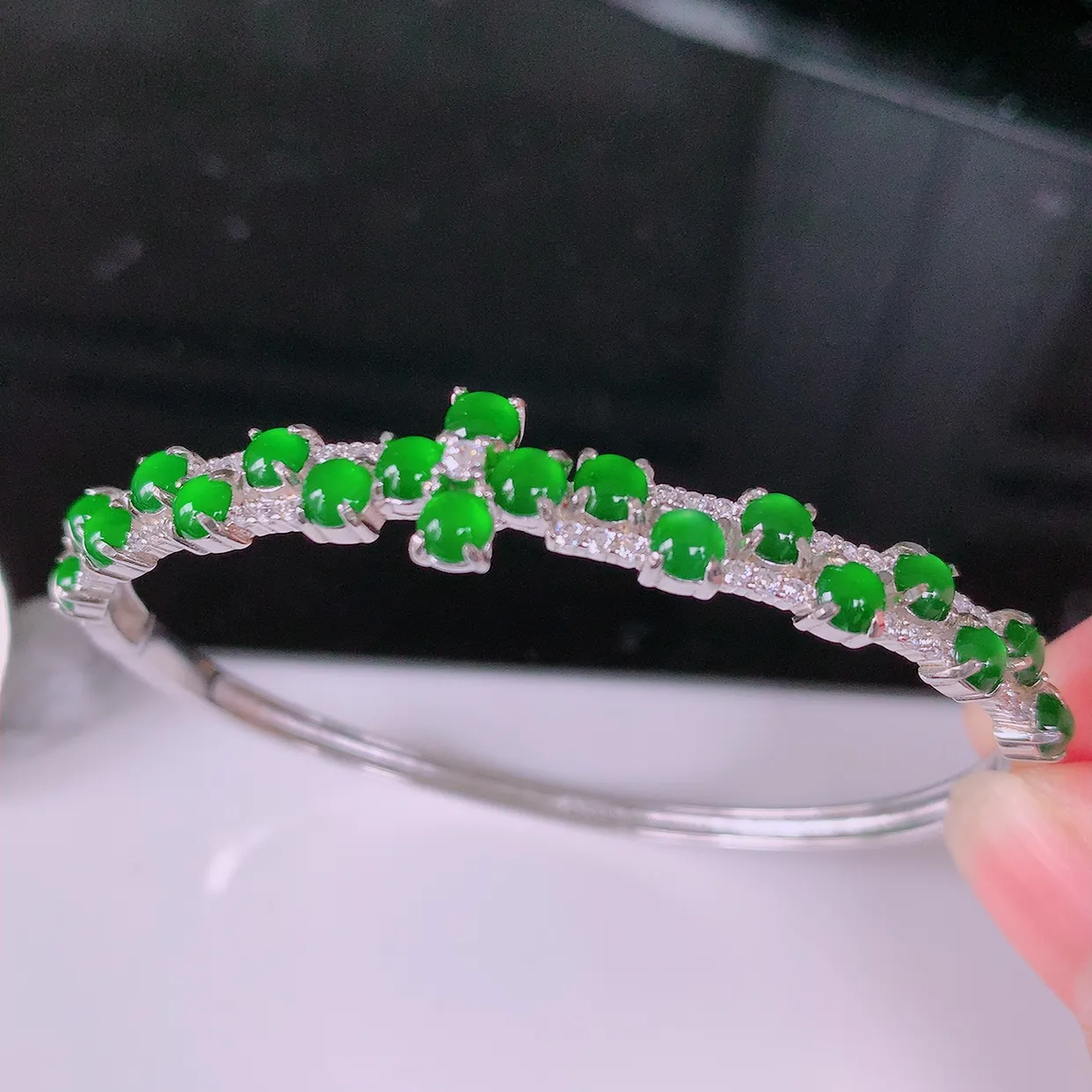 59-60圈口，冰透满绿翡翠925银镶嵌手镯，自然光实拍，翠色灵动，颜色漂亮，种老水足，品相佳，佩戴