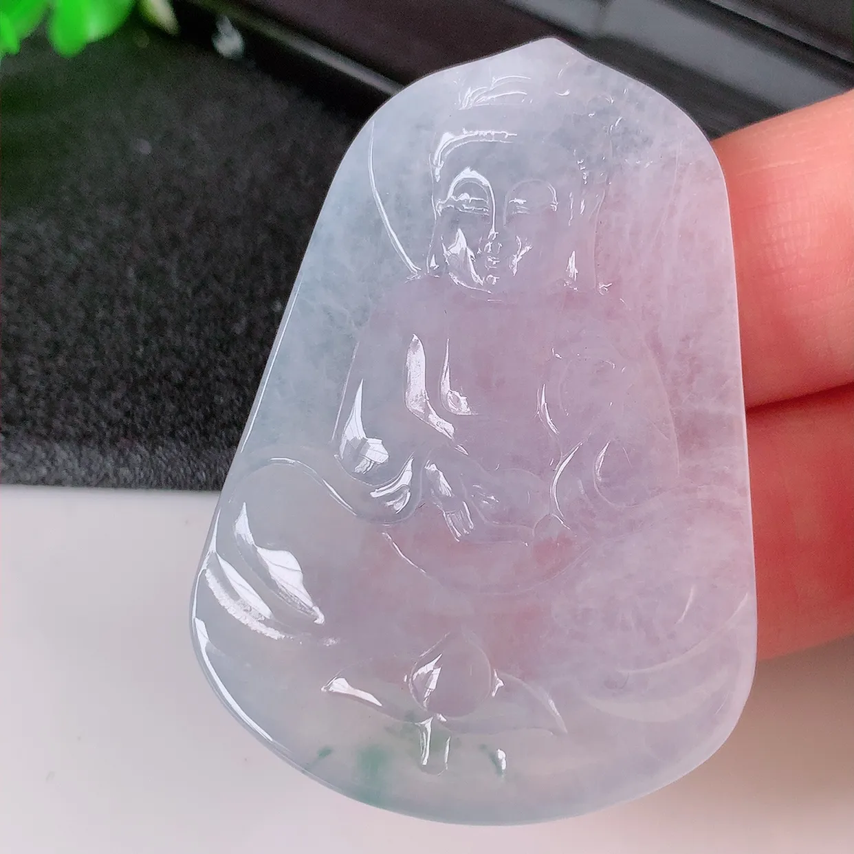 自然光实拍，冰种飘花翡翠观音菩萨吊坠，赐福观音，玉润通透， 慈祥端庄！#94.16