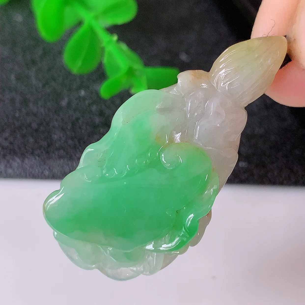 自然光实拍，冰润黄加绿翡翠招百财白菜吊坠，百财聚来，财源滚滚， 色泽鲜艳，精工水润的白菜， 性价比高！#87.16