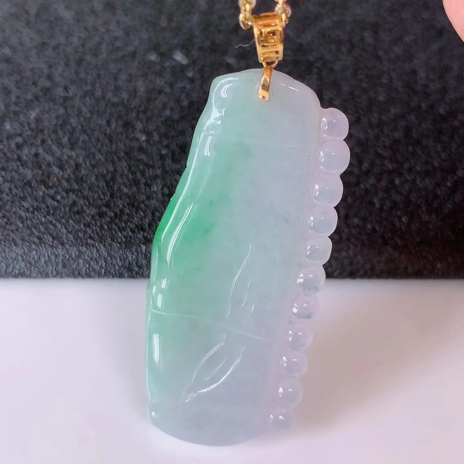 自然光实拍，18K金镶嵌冰春带彩翡翠竹节吊坠。竹节寓意“节节高，官运亨通，前程似锦，水润莹泽，清秀高雅，佩戴精美！#41.22