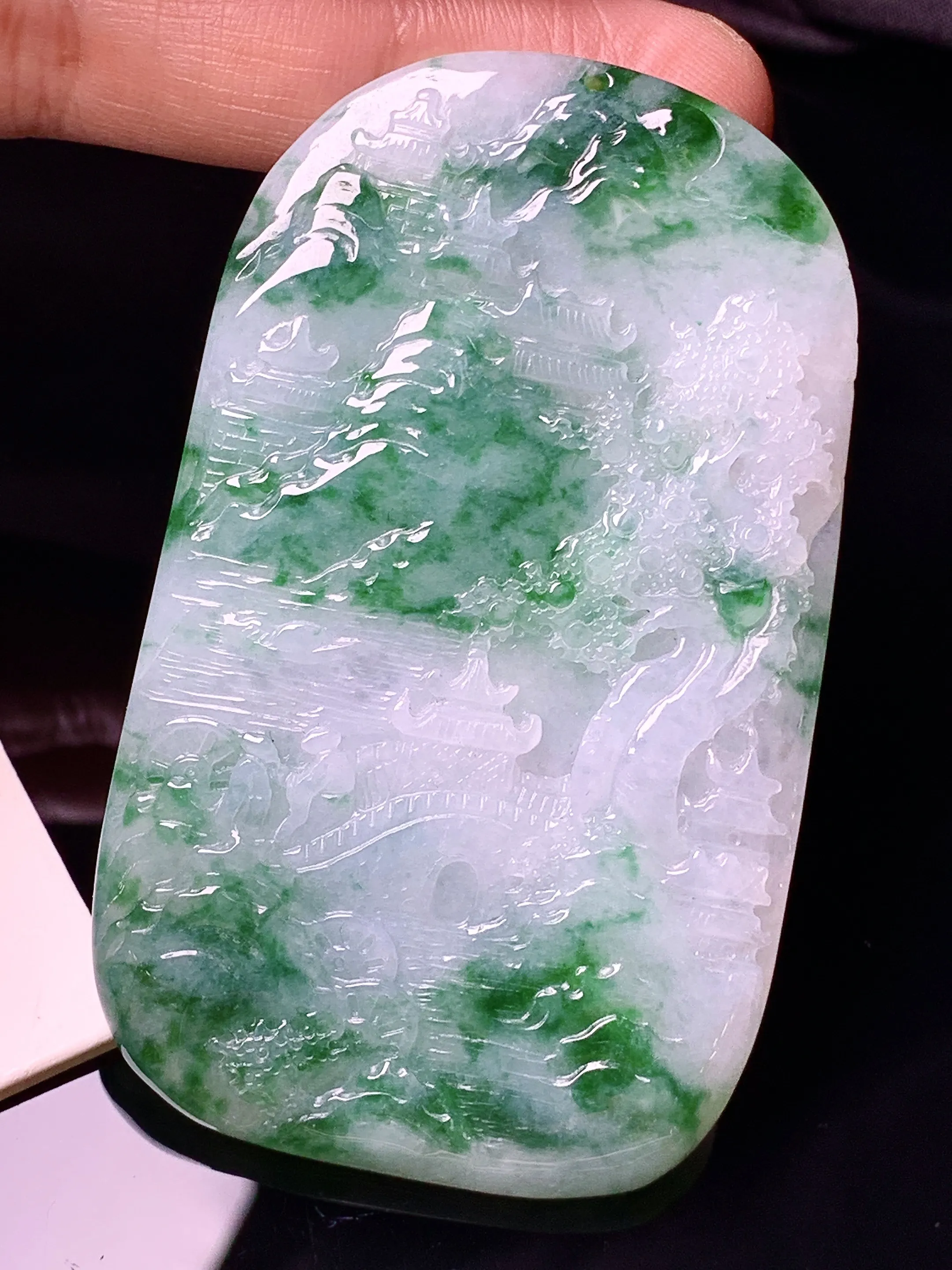 飘绿山水牌子吊坠 玉质细腻 色泽清新艳丽 整体尺寸66*40*5