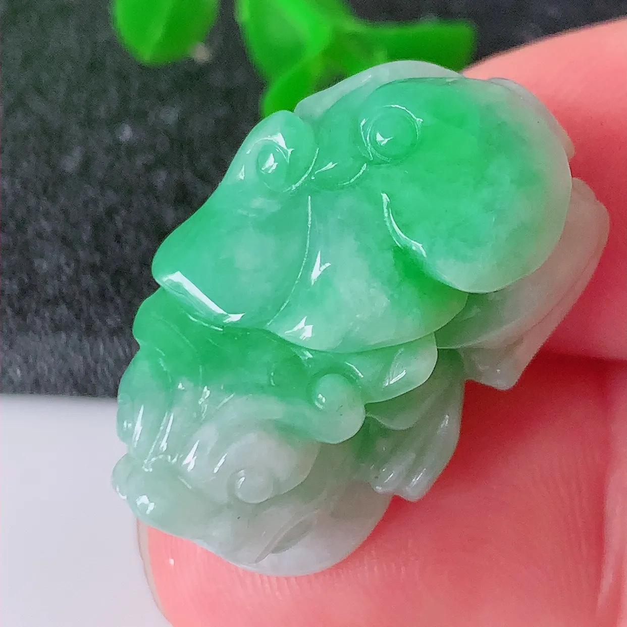 自然光实拍，水润飘绿翡翠招财貔貅吊坠，翠色灵动，玉质细腻，颜色漂亮， 品相佳， 佩戴佳品！#87.1