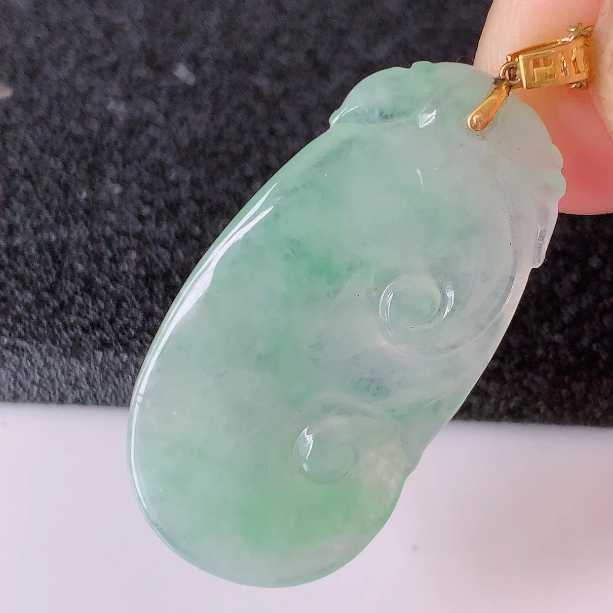 18K金镶嵌冰种飘绿翡翠如意吊坠，简单的镶嵌设计、让玉坠百搭又精致， 寓意着吉祥， 事事如意！#41.16