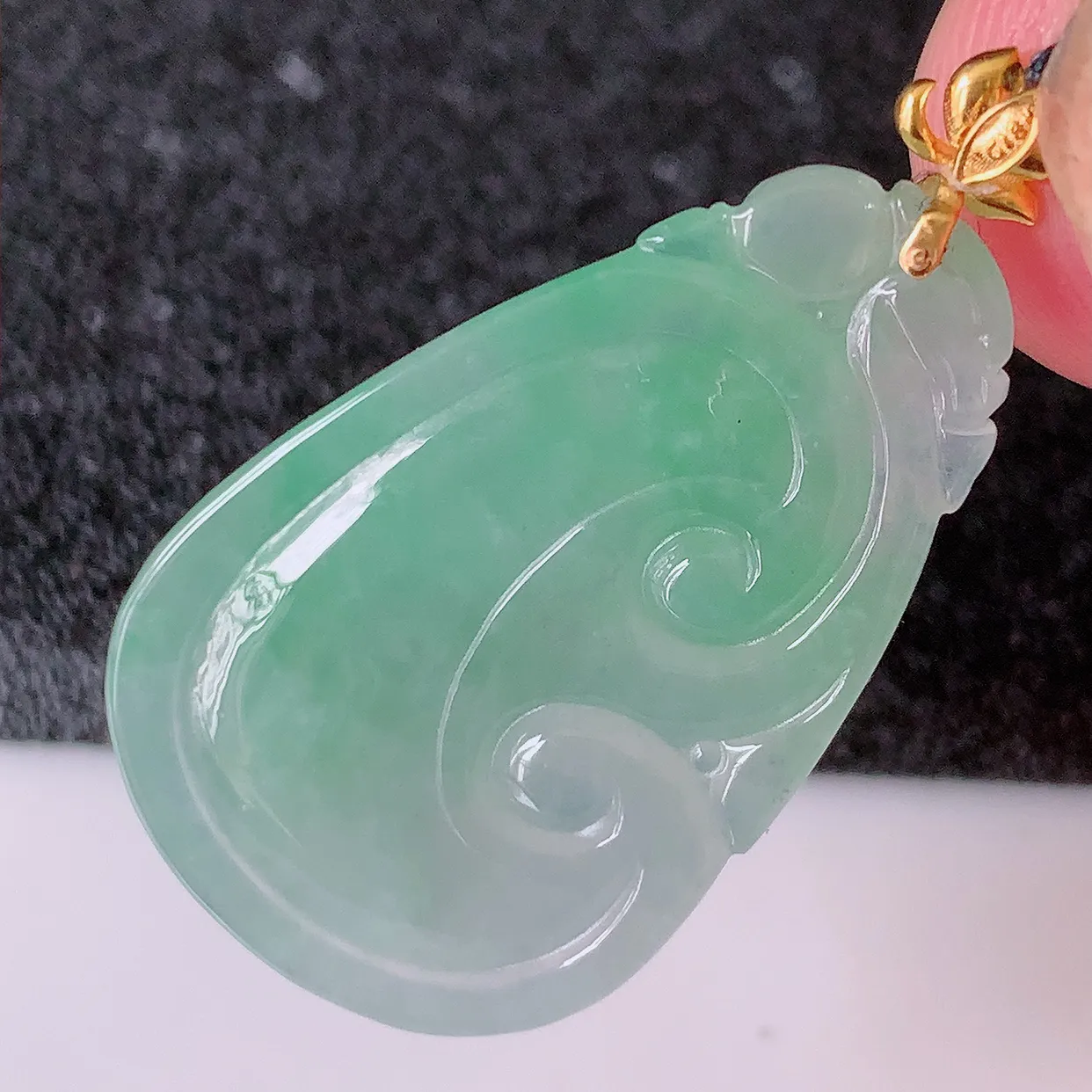 18K金镶嵌冰飘绿翡翠如意吊坠，简单的镶嵌设计、让玉坠百搭又精致， 寓意着吉祥， 事事如意！#41.16