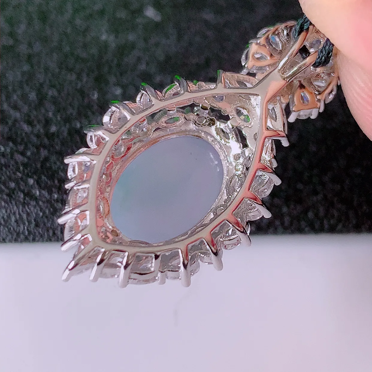 冰透春带彩翡翠蛋面925银镶嵌吊坠，自然光实拍，翠色灵动，颜色漂亮，种老水足，品相佳，佩戴佳品！#97.16整体30.5*16*9.2 裸石11.5*9.6mm