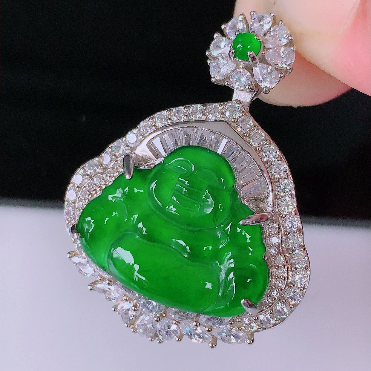 冰透满绿翡翠925银镶嵌佛公吊坠，自然光实拍，翠色灵动，颜色漂亮，种老水足，品相佳，佩戴佳品！#97.22整体34.2-26-12.5裸石20*15.5mm