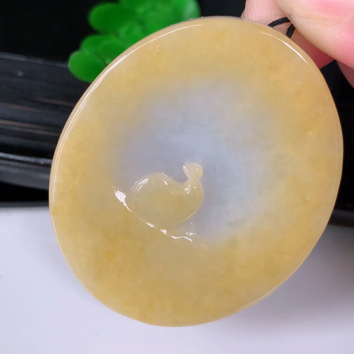 自然光实拍，特色水润黄翡翡翠随形悟道吊坠。悟道寓意“祥和，安宁，吉祥，幸福”，质地相当细腻，意境化设计雕刻，取道法自然、天人合一之意，很有意思的一件精品悟道，推荐入手个性之选。#60.22