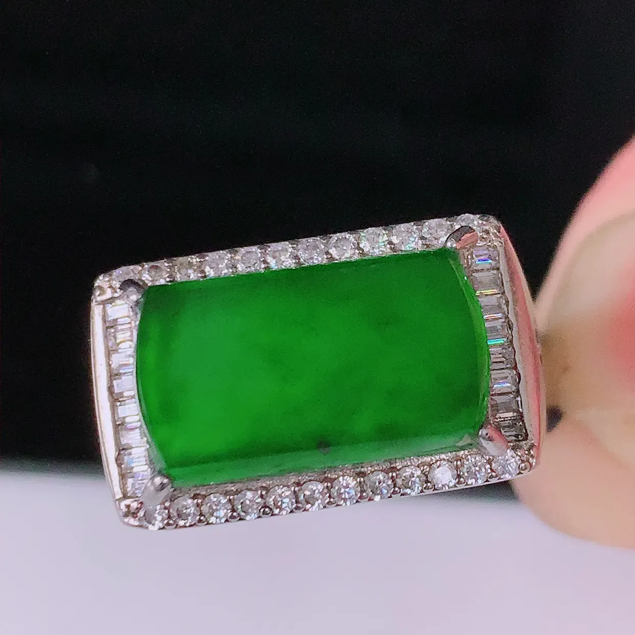 冰透满绿翡翠925银镶嵌马鞍戒指，自然光实拍，翠色灵动，颜色漂亮，种老水足，品相佳，佩戴佳品！#97.22（圈口可调大小）整体30*19.5*6.5 *裸石15.8*9