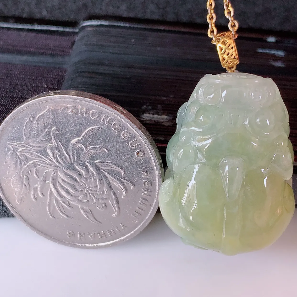 18k金镶嵌冰黄翡貔貅翡翠吊坠，款式新颖，佩戴效果时尚出众，尽显气质，水润精细，美感十足。#1.16整体30*裸石  24.5-18*12