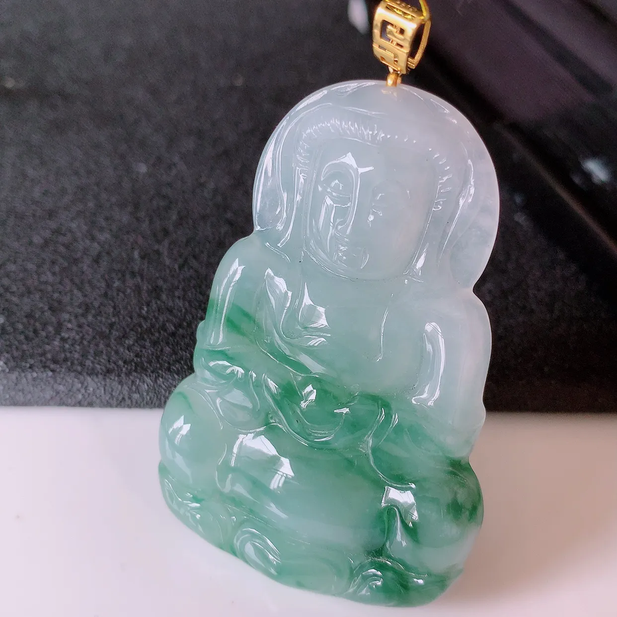 18k金镶嵌冰飘花翡翠观音菩萨吊坠，沁人心脾，精致典雅的设计，为佩戴者，增添色彩，送礼自留都是佳品选择！#35.16整体60 裸石52.5*35*5.5mm