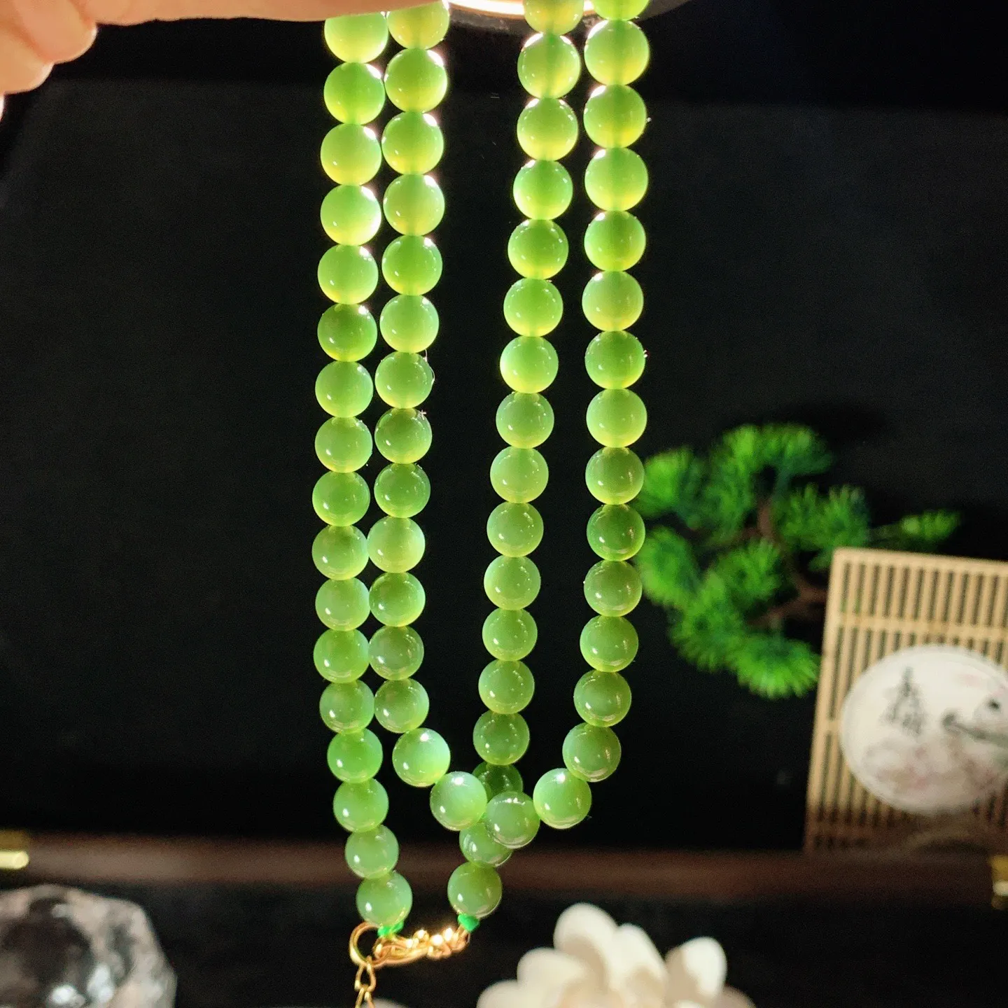 和田玉菠菜绿俄罗斯碧玉猫眼项链 单颗尺寸6！玉质细腻油润。手推出油。佩戴高端典雅。lt260127