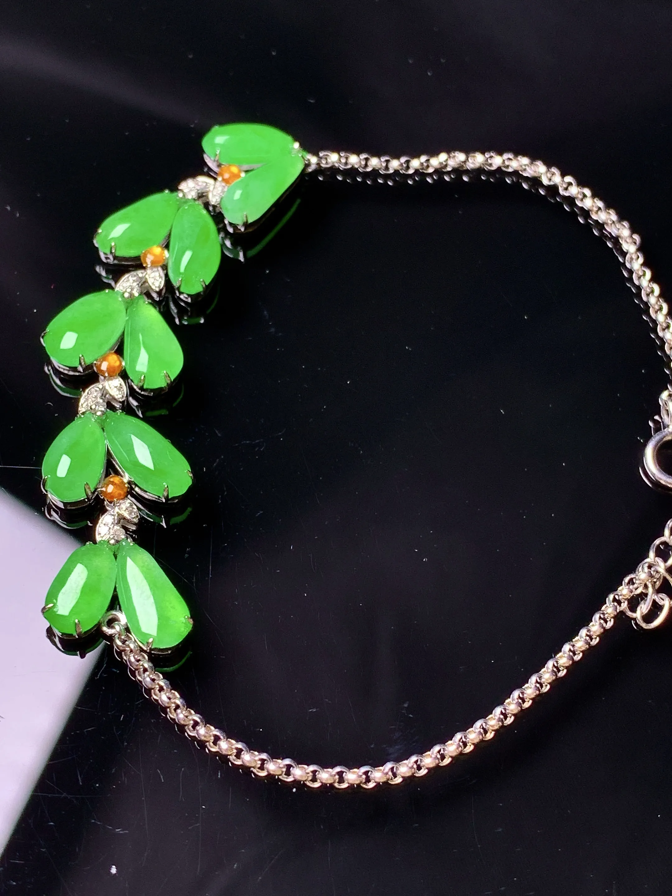 18k金钻镶嵌翠绿水滴手链 玉质细腻 色泽清新艳丽 整体尺寸52*10.8*3.8