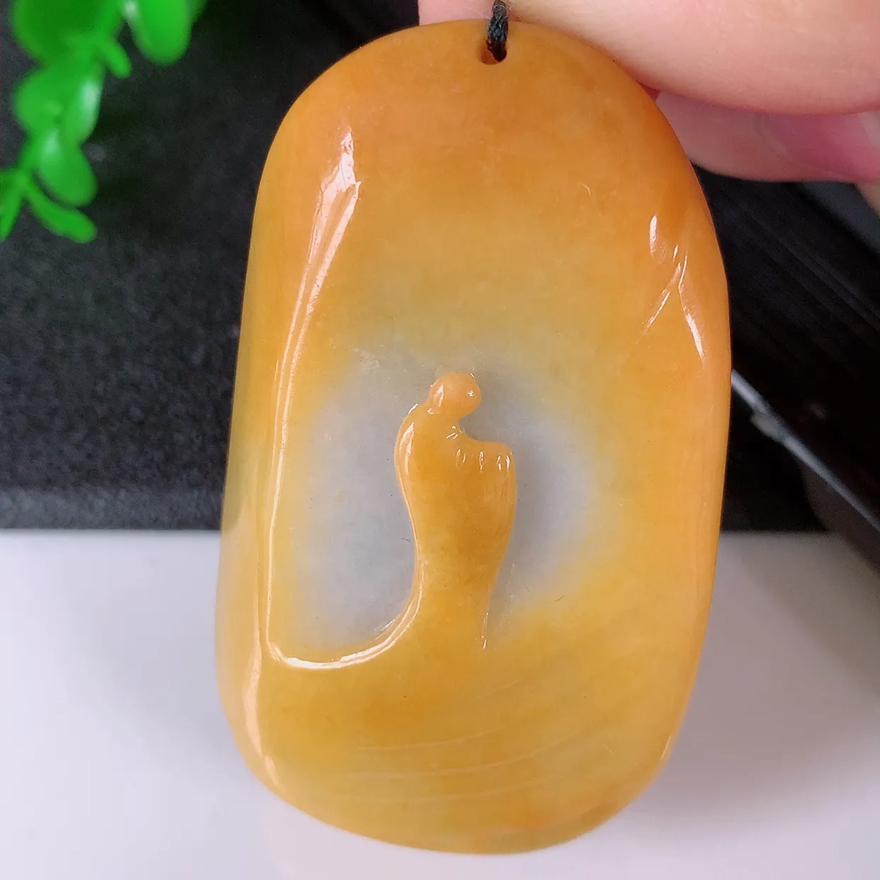 自然光实拍，冰润黄翡双彩翡翠悟道吊坠，悟道寓意“祥和，安宁，吉祥， 幸福”， 佩戴效果优雅迷人，性价比超高！#60.16