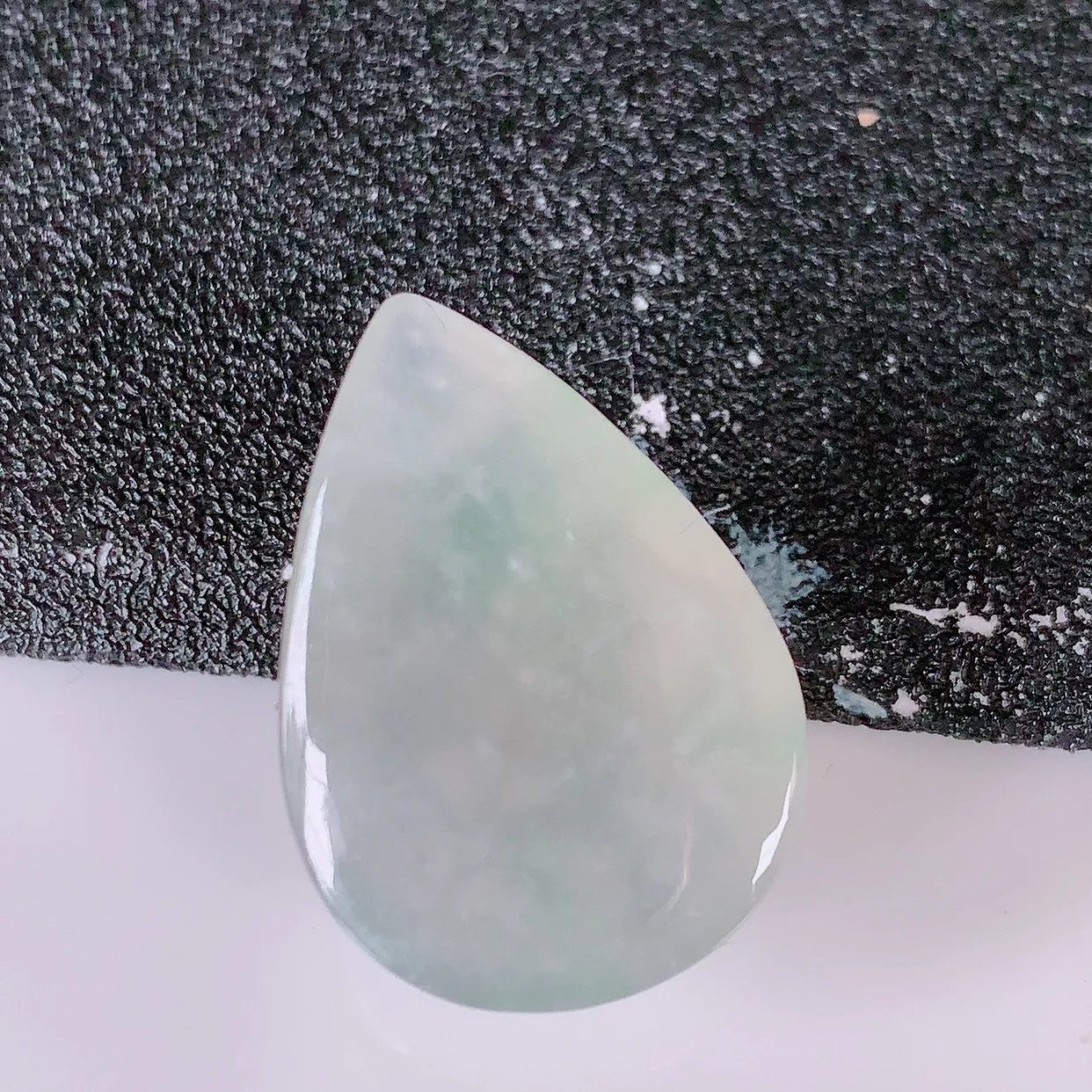 自然光实拍，冰种飘花翡翠水滴戒面，蛋面，翠色灵动，玉质细腻， 颜色漂亮，品相佳， 镶嵌更靓，佩戴佳品！#94.16