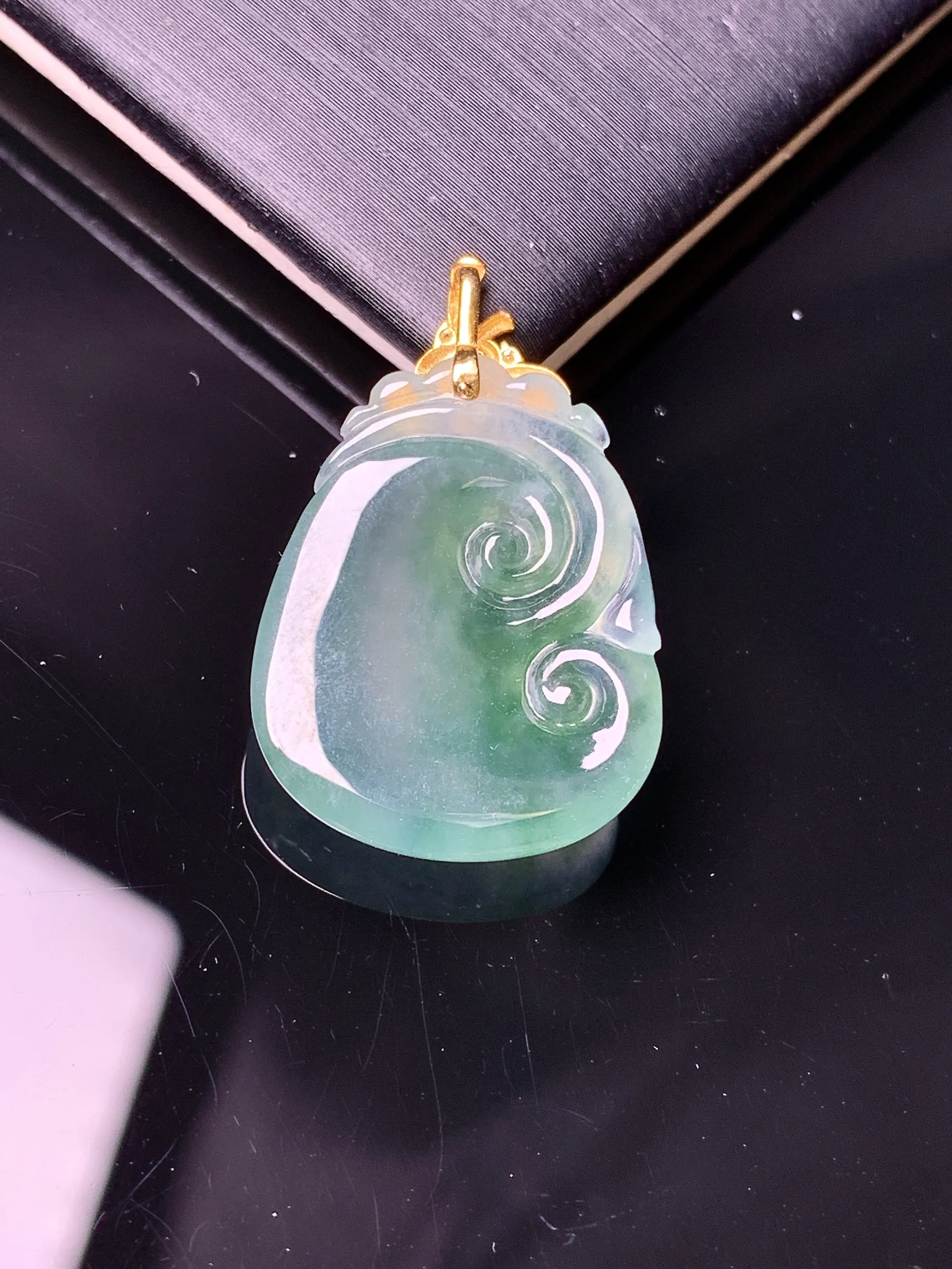 18k金镶嵌冰种如意吊坠 玉质细腻 色泽清新艳丽 整体尺寸27.3*17.4*5.2