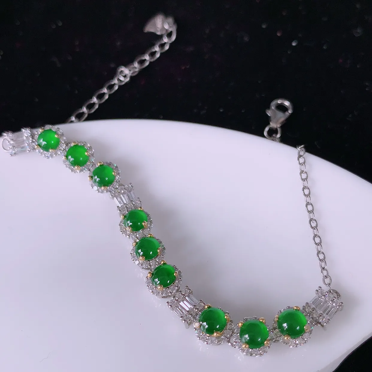 冰透满绿翡翠925银镶嵌手链，自然光实拍，翠色灵动，颜色漂亮，种老水足，品相佳，佩戴佳品！#97.16取一整体5.8*5.8*4.8 裸石3.8*3.8mm