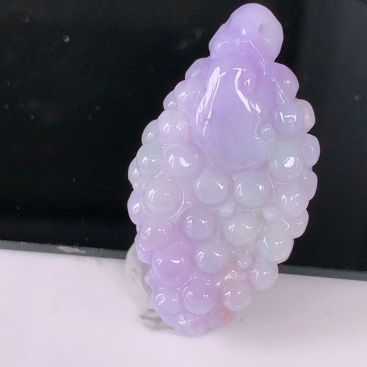 自然光实拍，冰润紫罗兰翡翠葡萄吊坠，多子多福，种老水足，雕工精湛 ，寓意美好， 佩戴时尚出众！#05.22