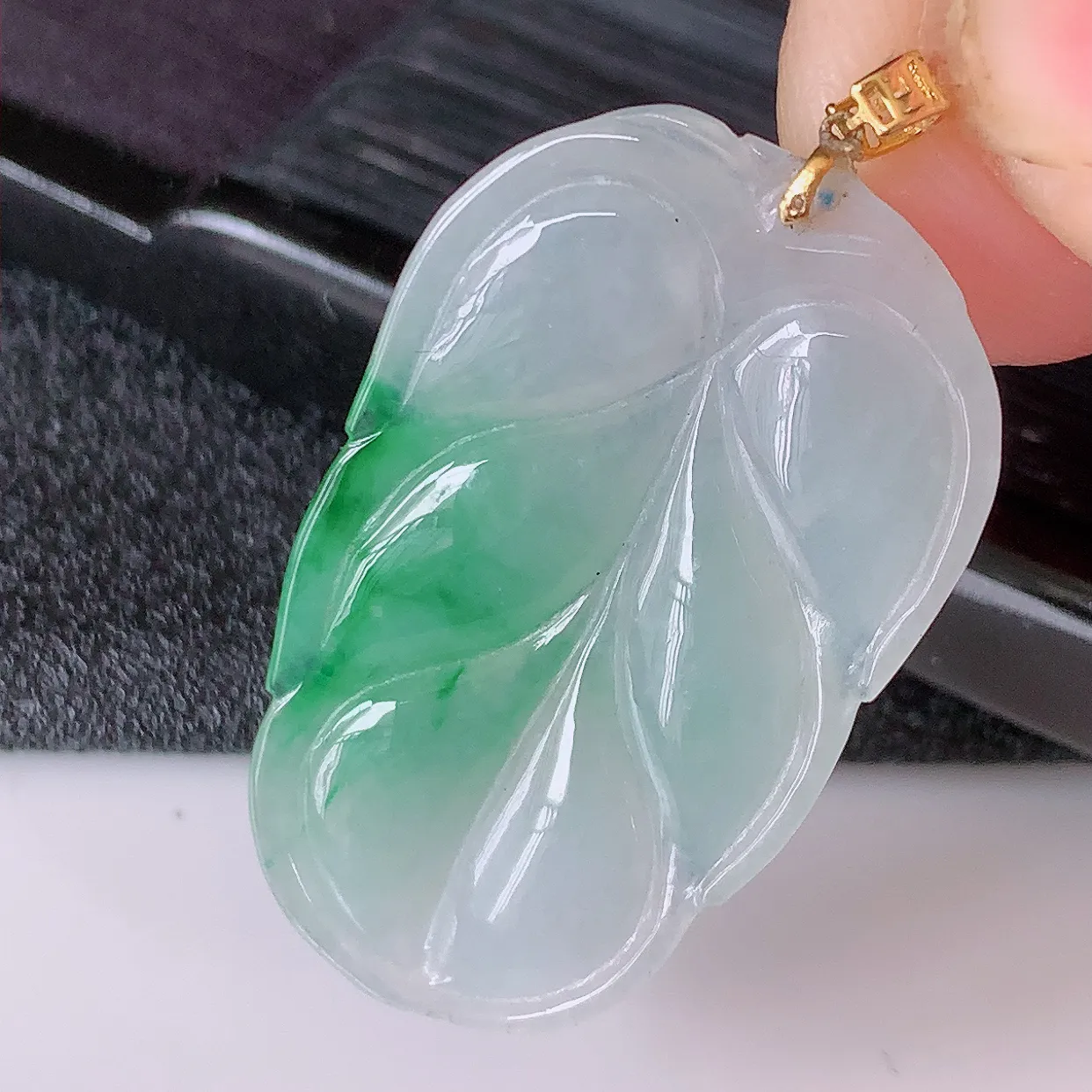 自然光实拍，18K金镶嵌冰种飘绿翡翠叶子吊坠，寓意“大业有成，一夜成名，金枝玉叶”水润叶子，翡翠叶子，清秀高雅， 性价比超值！#49.16整体35裸石30.5-19-4mm