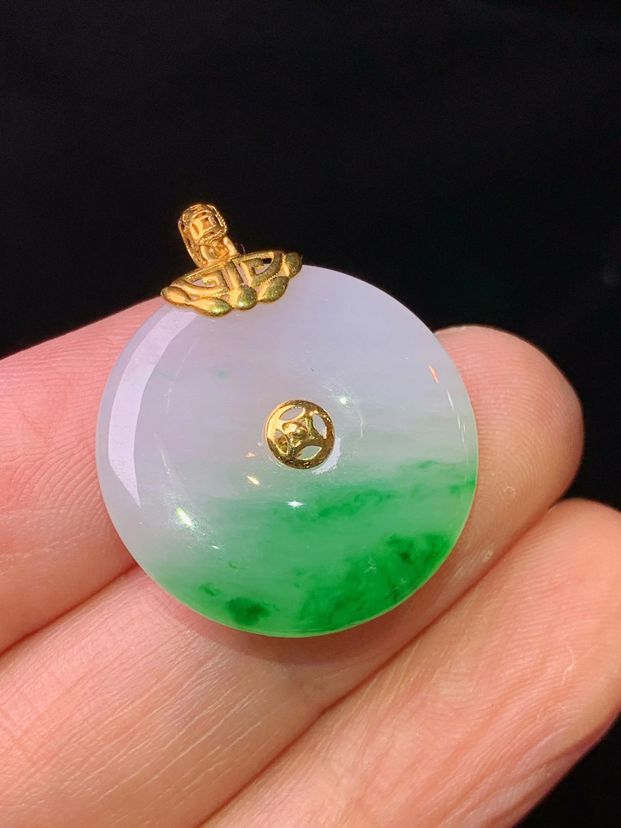 18k金镶嵌飘绿平安扣吊坠 玉质细腻 色泽清新艳丽 整体尺寸26.2*21.2*4.2
