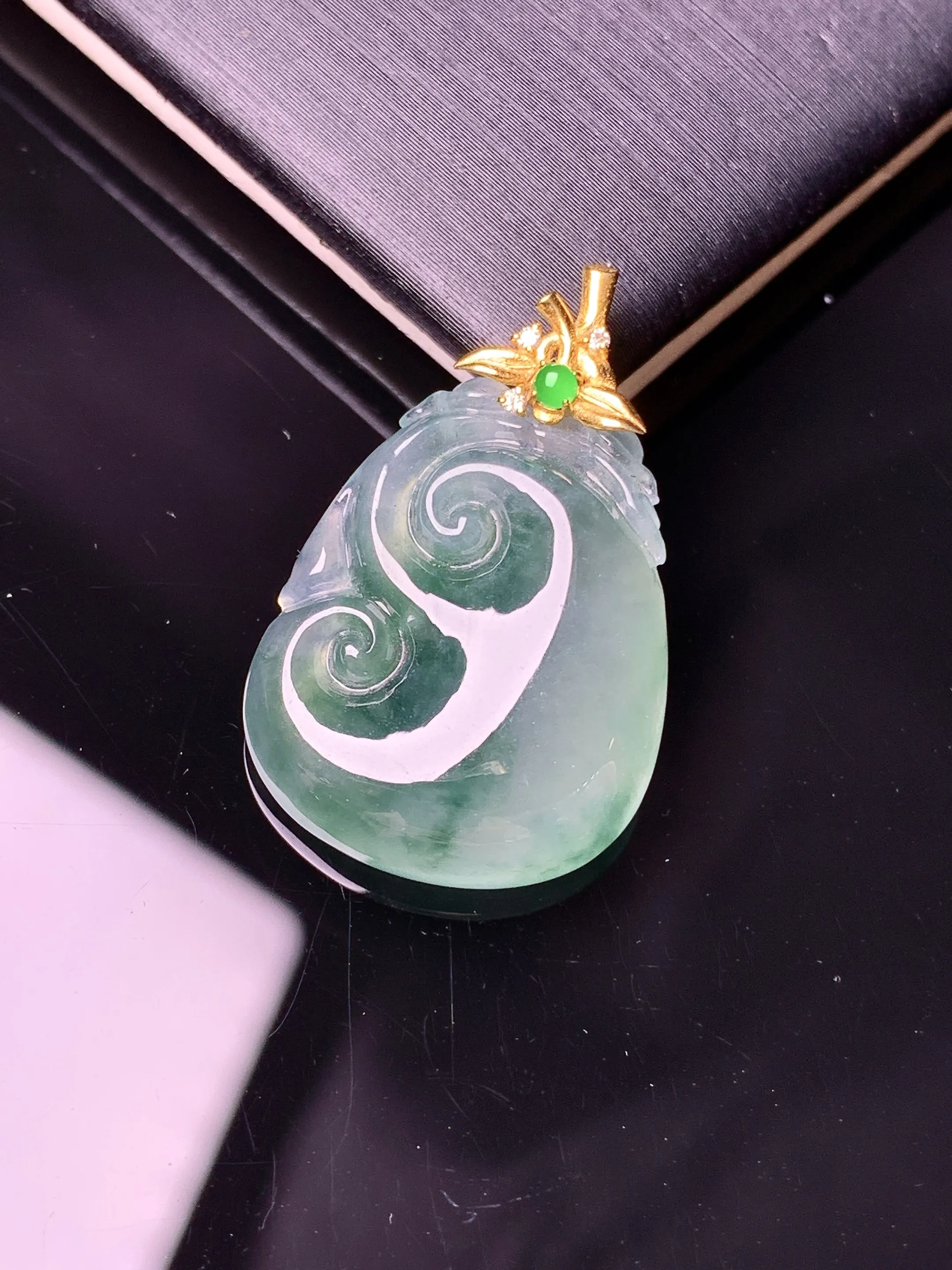 18k金镶嵌冰种如意吊坠 玉质细腻 色泽清新艳丽 整体尺寸27.3*17.4*5.2