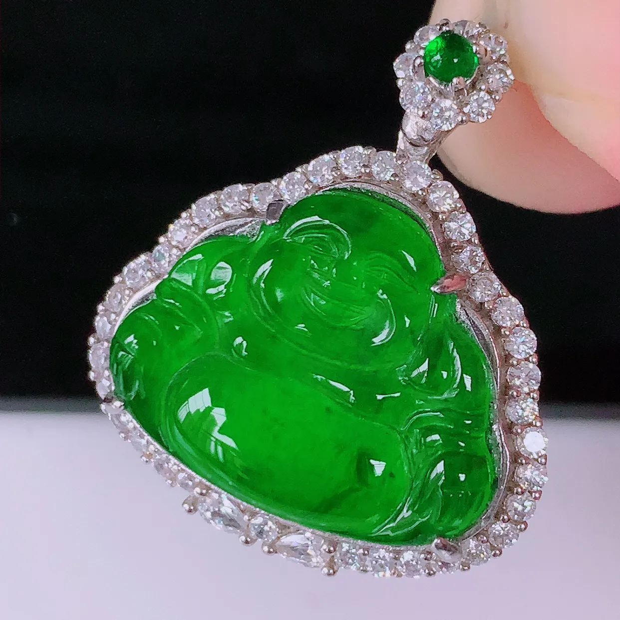 冰透满绿翡翠925银镶嵌佛公吊坠，自然光实拍，翠色灵动，颜色漂亮，种老水足，品相佳，佩戴佳品！#97.22整体27.5*24*7.8 裸石20*16