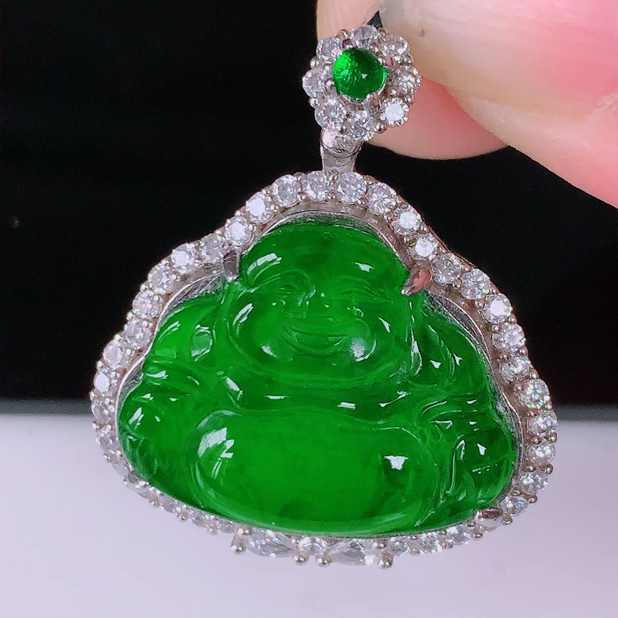 冰透满绿翡翠925银镶嵌佛公吊坠，自然光实拍，翠色灵动，颜色漂亮，种老水足，品相佳，佩戴佳品！#97.22整体27.5*24*7.8 裸石20*16