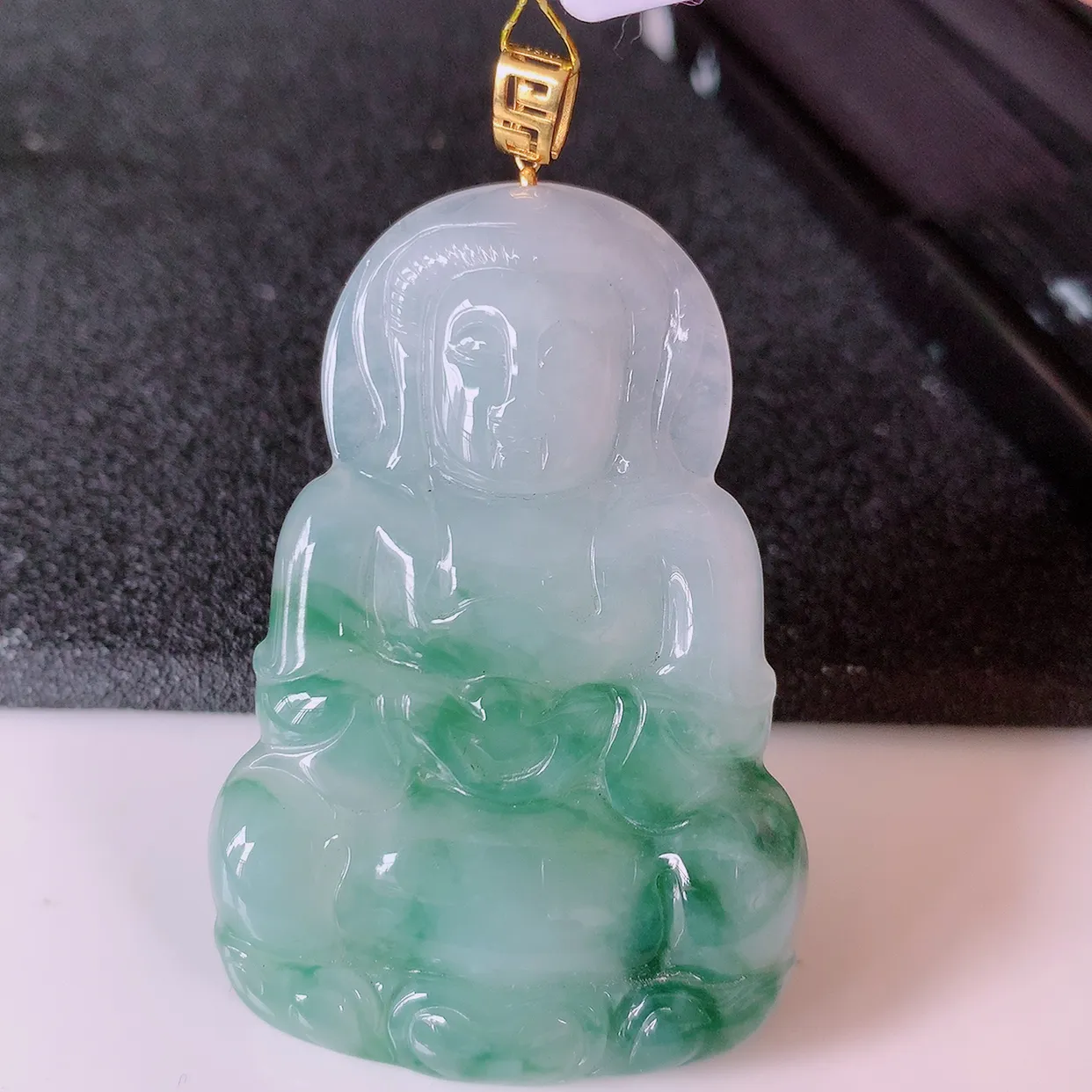 18k金镶嵌冰飘花翡翠观音菩萨吊坠，沁人心脾，精致典雅的设计，为佩戴者，增添色彩，送礼自留都是佳品选择！#35.16整体60 裸石52.5*35*5.5mm