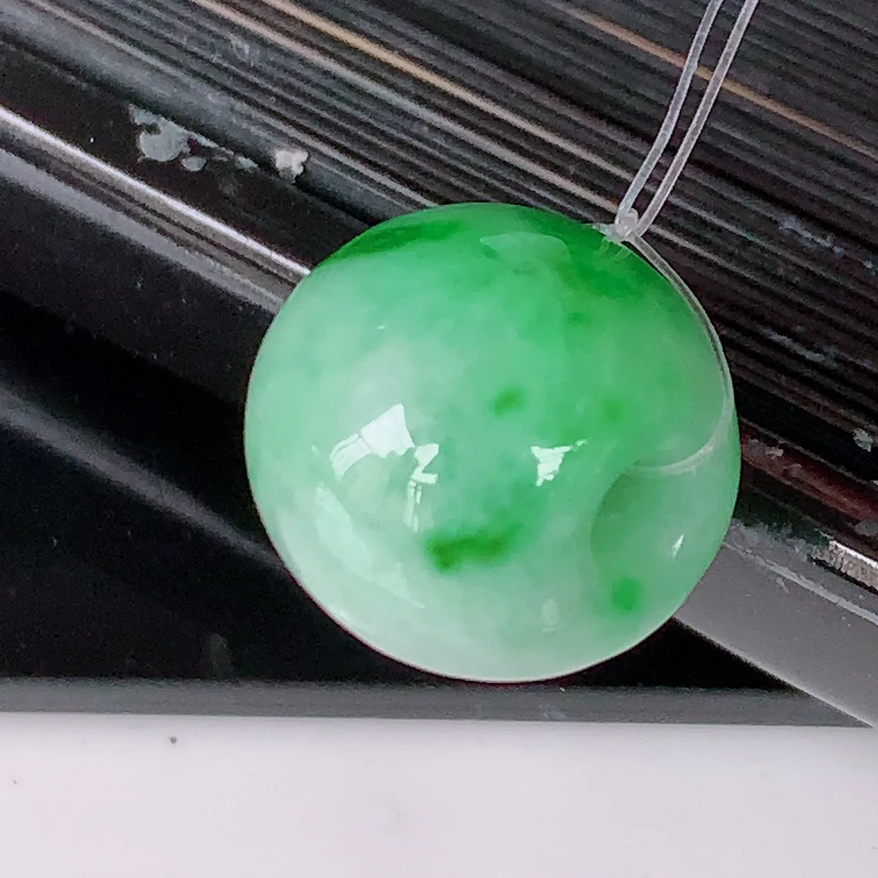 自然光实拍，冰润飘绿翡翠路路通吊坠，寓意好运连连，路路畅通，经典款式，财运滚滚，路路通， 佩戴效果更好！ 配银链子#49.22