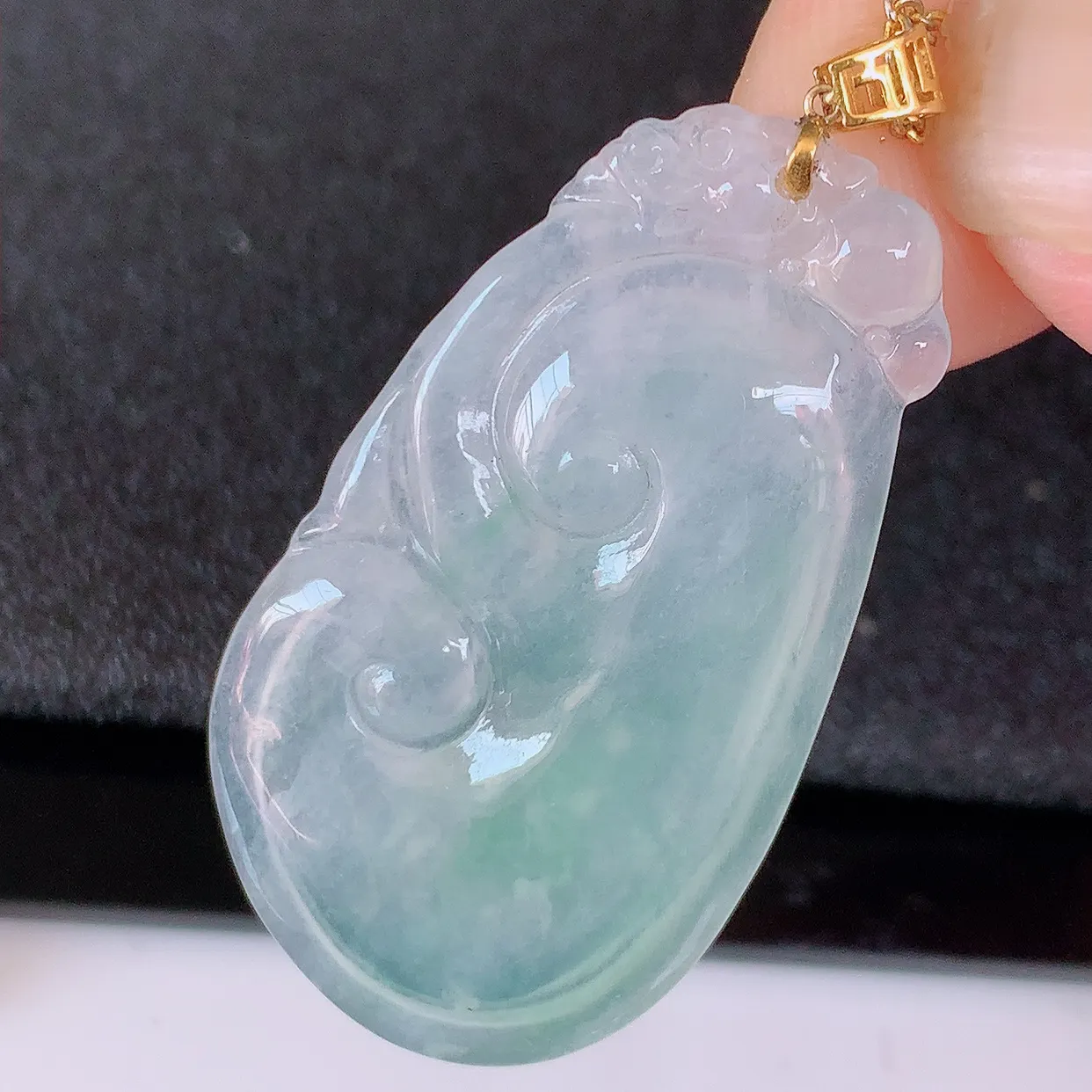 自然光实拍，18k金镶嵌冰种翡翠如意吊坠，款式新颖时尚，日常百搭的款。清秀高雅，佩戴优雅高贵！#41
