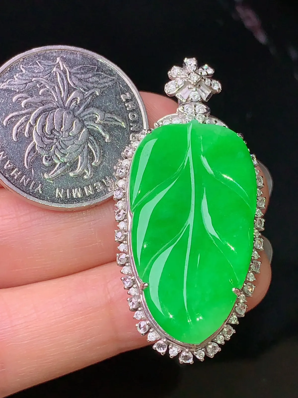 18k金钻镶嵌满绿树叶吊坠 玉质细腻 色泽清新艳丽 整体尺寸44.2*21.5*9.3