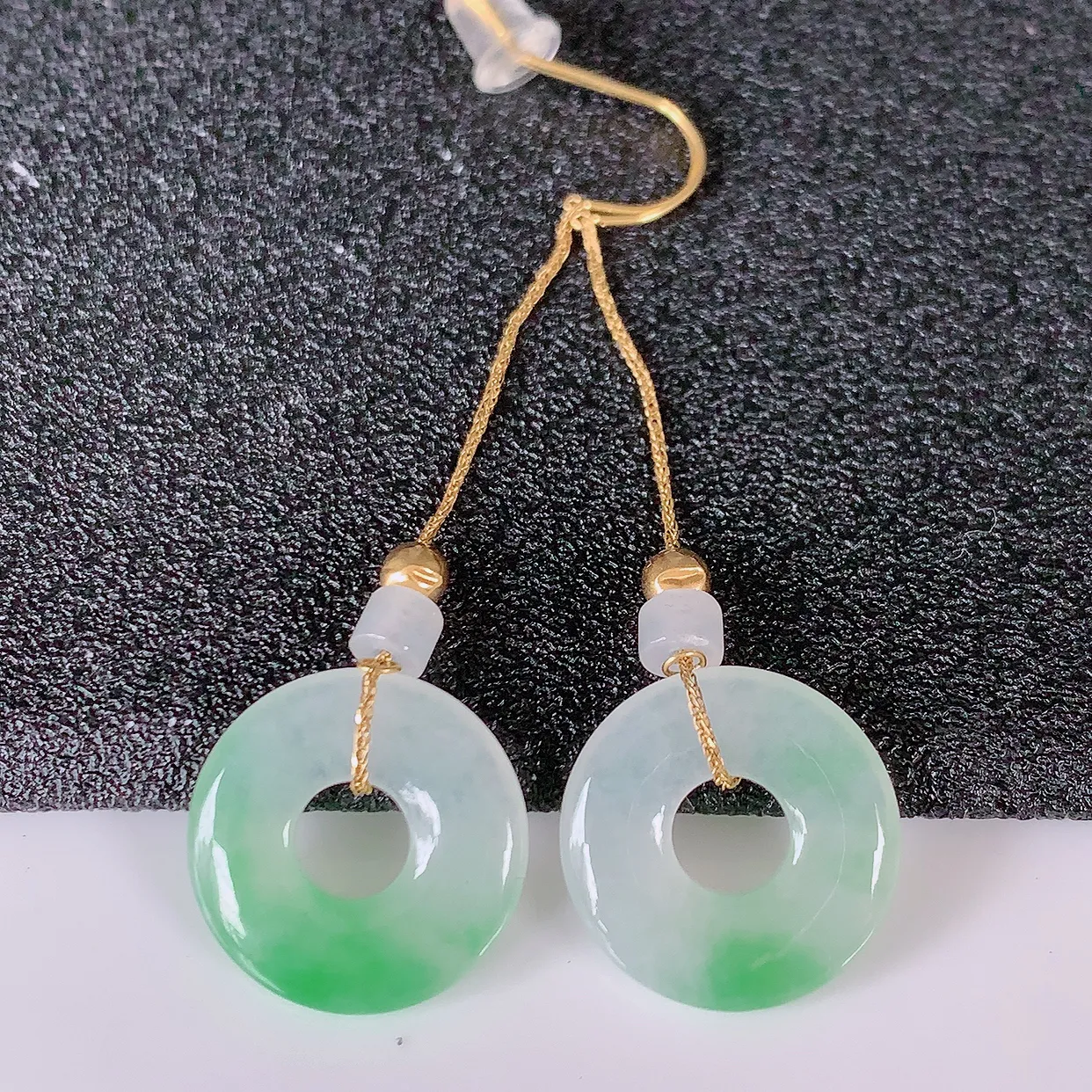 自然光实拍 18k金镶嵌翡翠耳坠，沁人心脾，豪华镶嵌而成，耳坠佩戴效果大气出众，尽显气质。种水好，胶感足，颜相当漂亮，高性价比，值得入手品鉴！#41.16耳坠整体长46.5 裸石14- 2.5