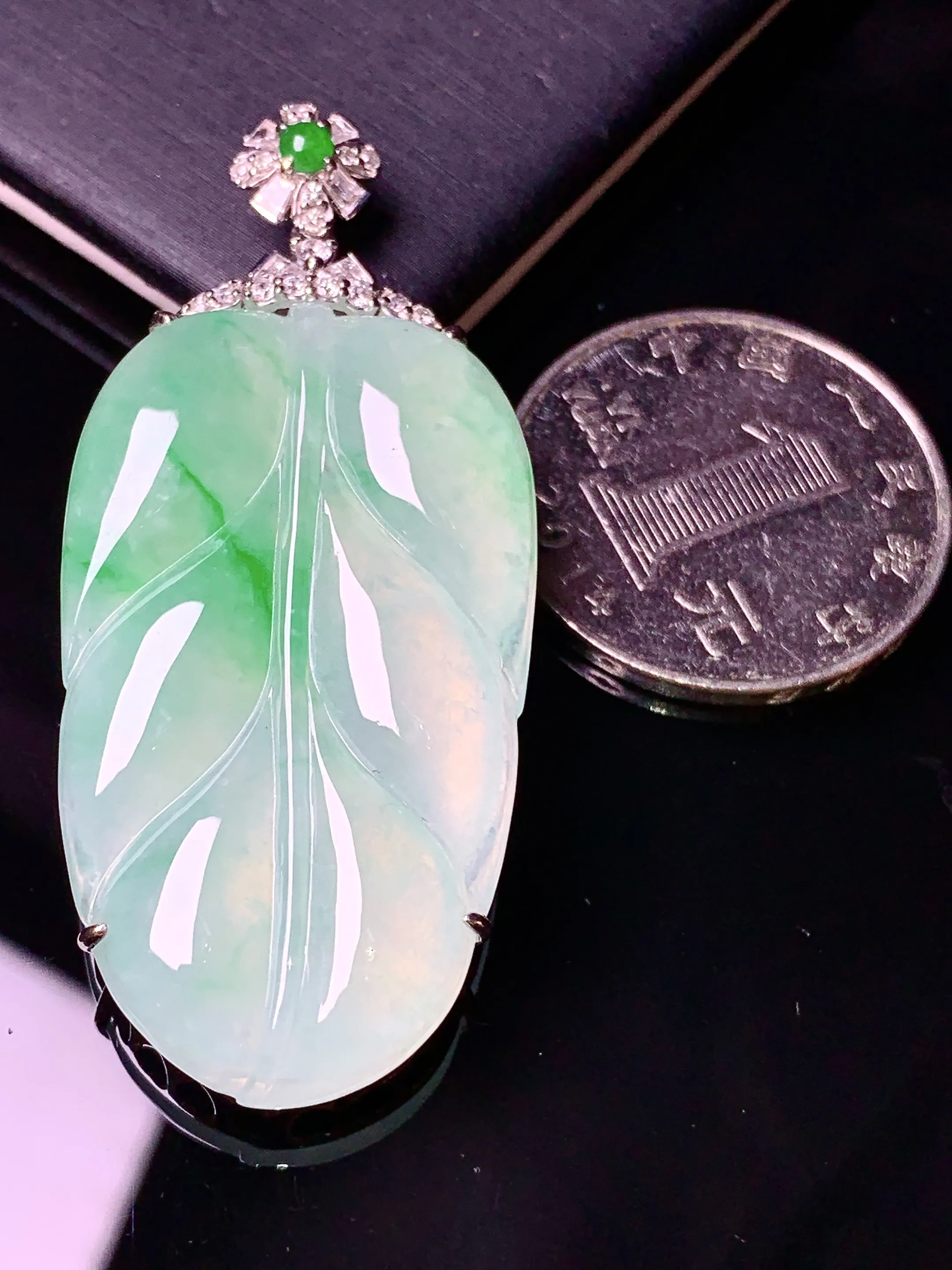 18k金钻镶嵌飘绿树叶吊坠 玉质细腻 色泽清新艳丽 整体尺寸53*23.3*7.3