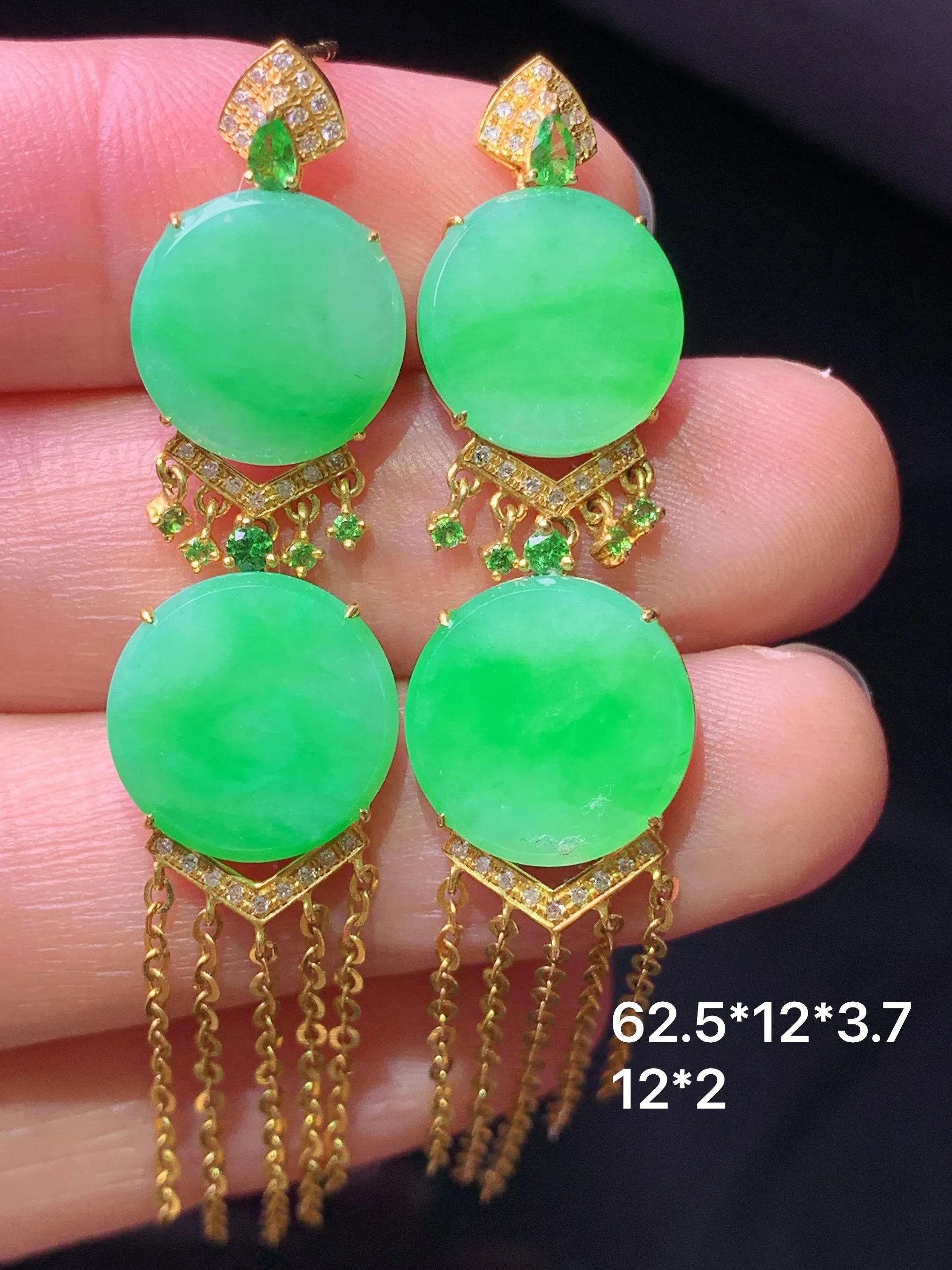 18k金钻镶嵌翠绿圆牌组合耳坠 玉质细腻 色泽清新艳丽 整体尺寸62.5*12*3.7