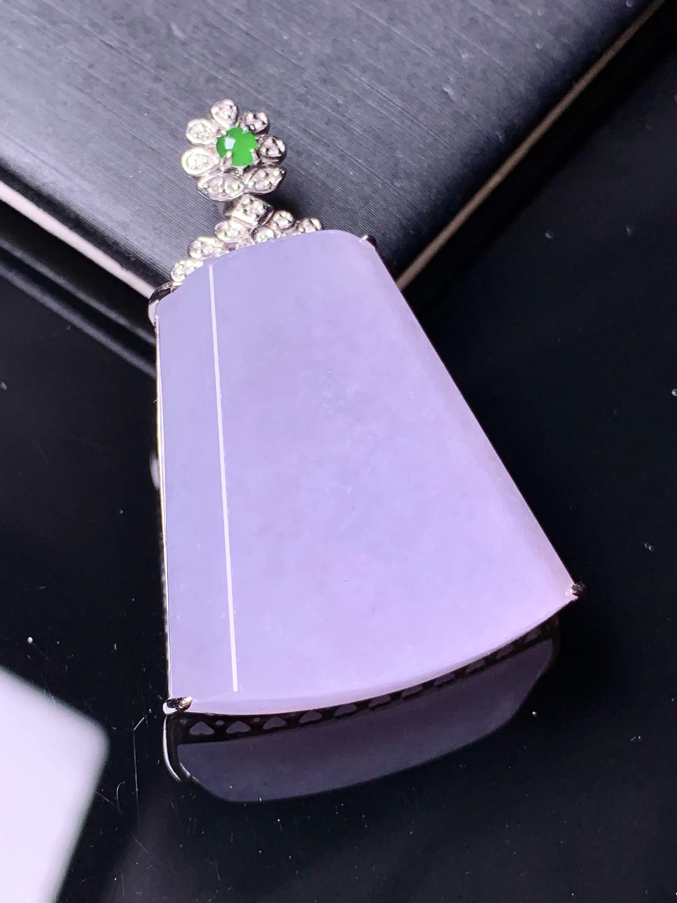 18k金钻镶嵌淡紫罗兰无事牌吊坠 玉质细腻 色泽清新艳丽 整体尺寸37.8*25*8.7