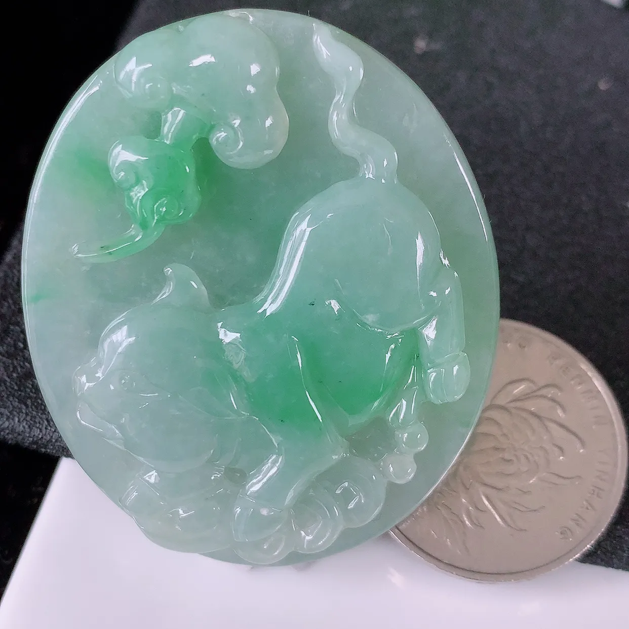 自然光实拍，冰润飘绿翡翠生肖猪牌吊坠，翠色灵动，佩戴效果时尚出众，尽显气质， 玉质细腻， 美感十足。#05.13